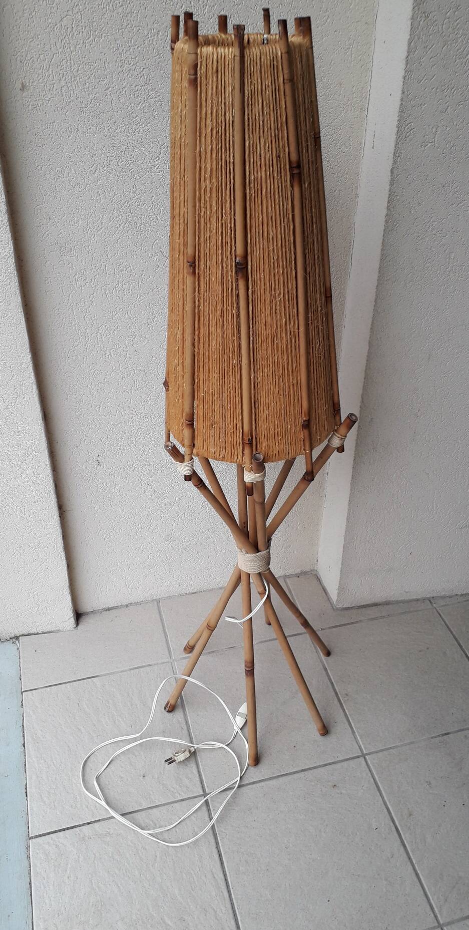 Lampadaire bambou et ficelle
