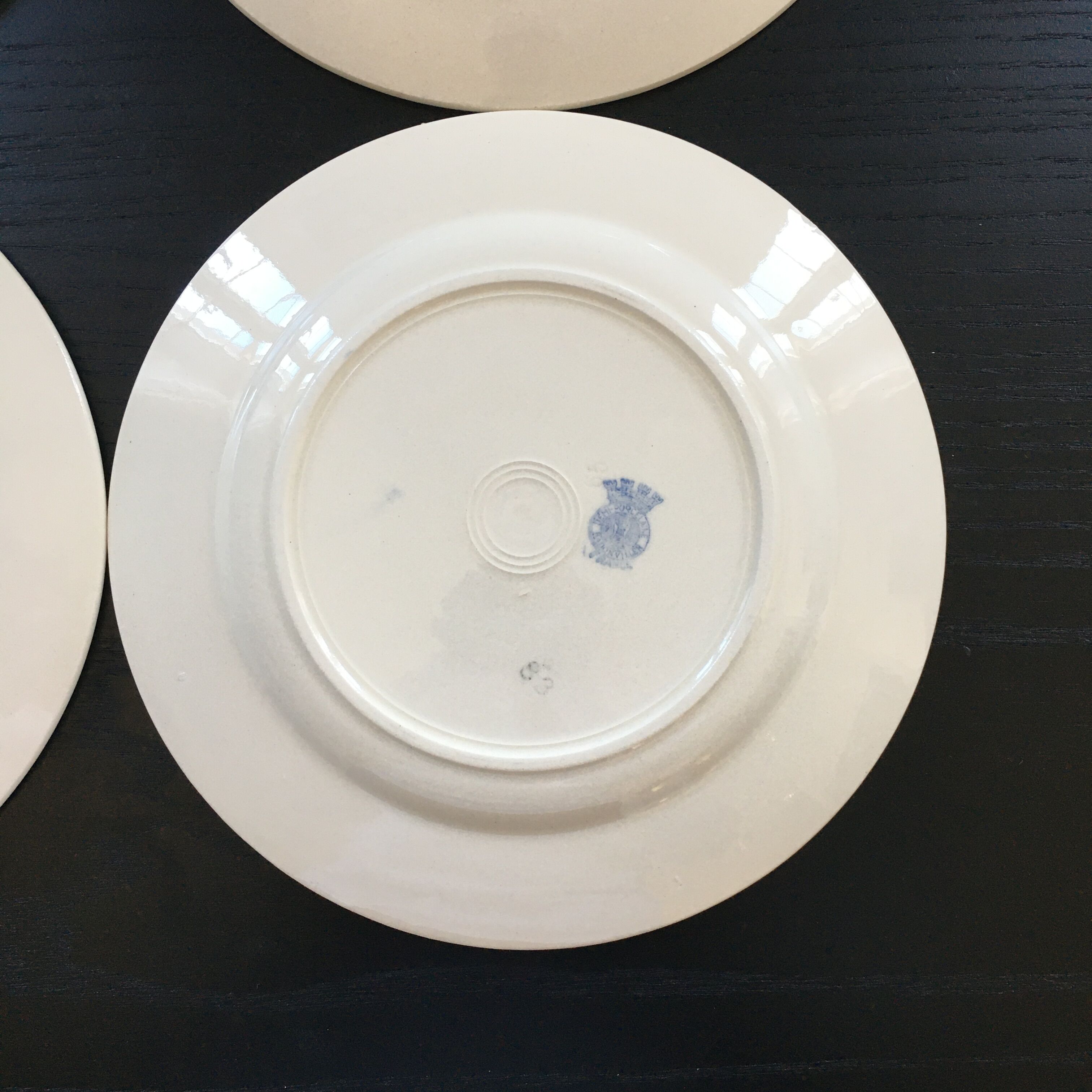 Set of 4 plates with tulip decoration.