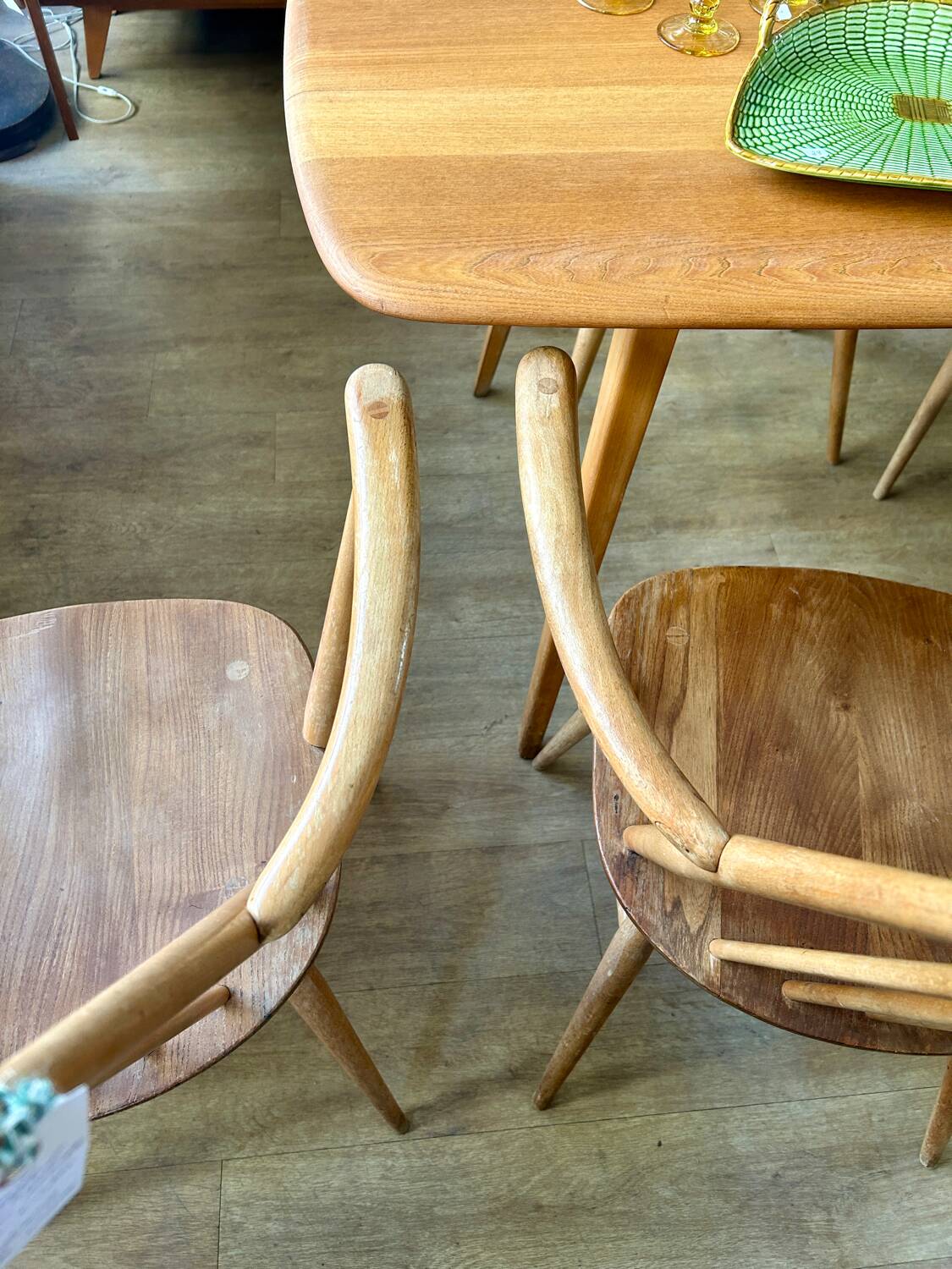 Set of 2 Windsor chairs with armrests.