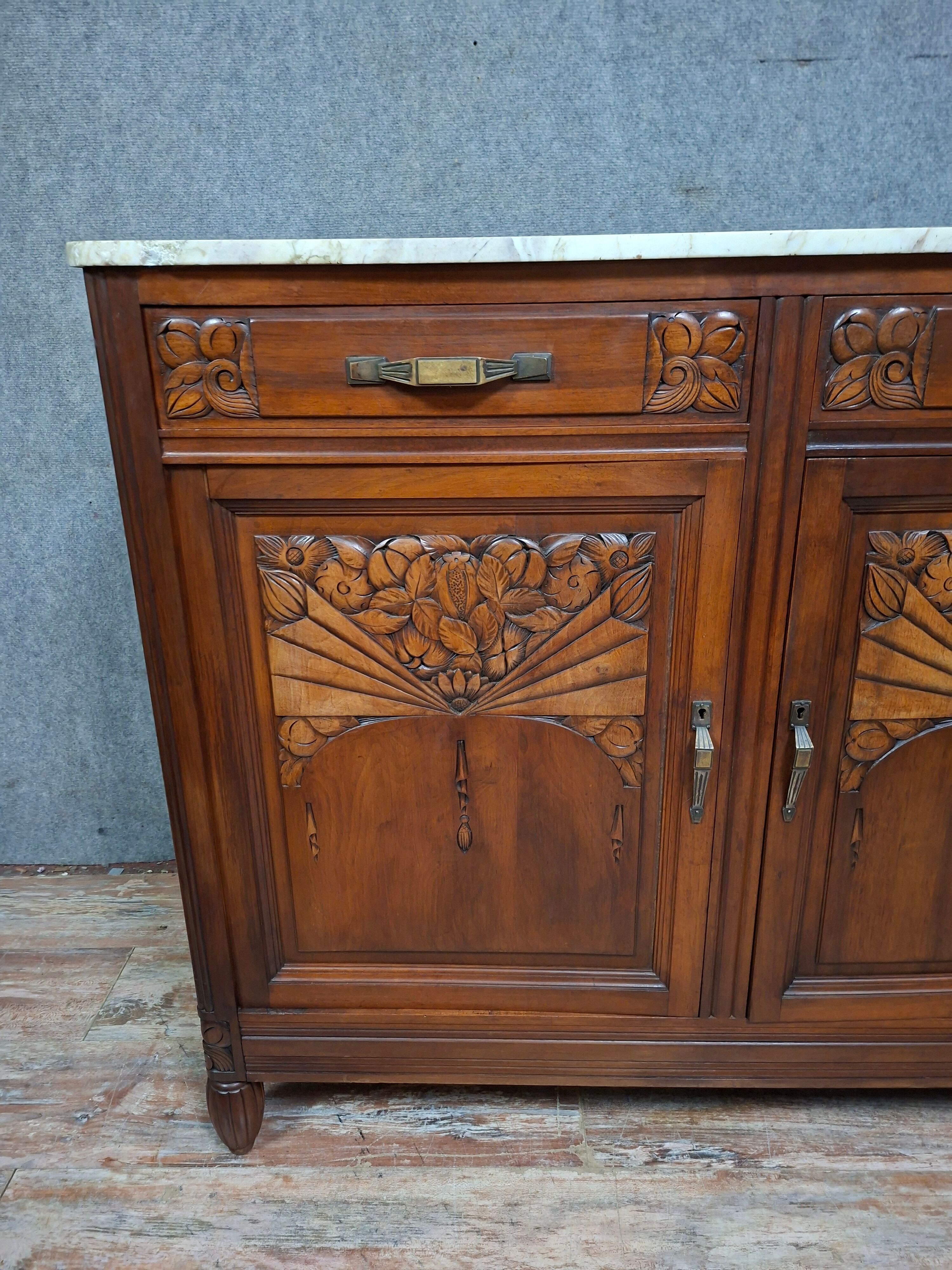 Buffet Art Déco en noyer sculpté et marbre – vers 1930