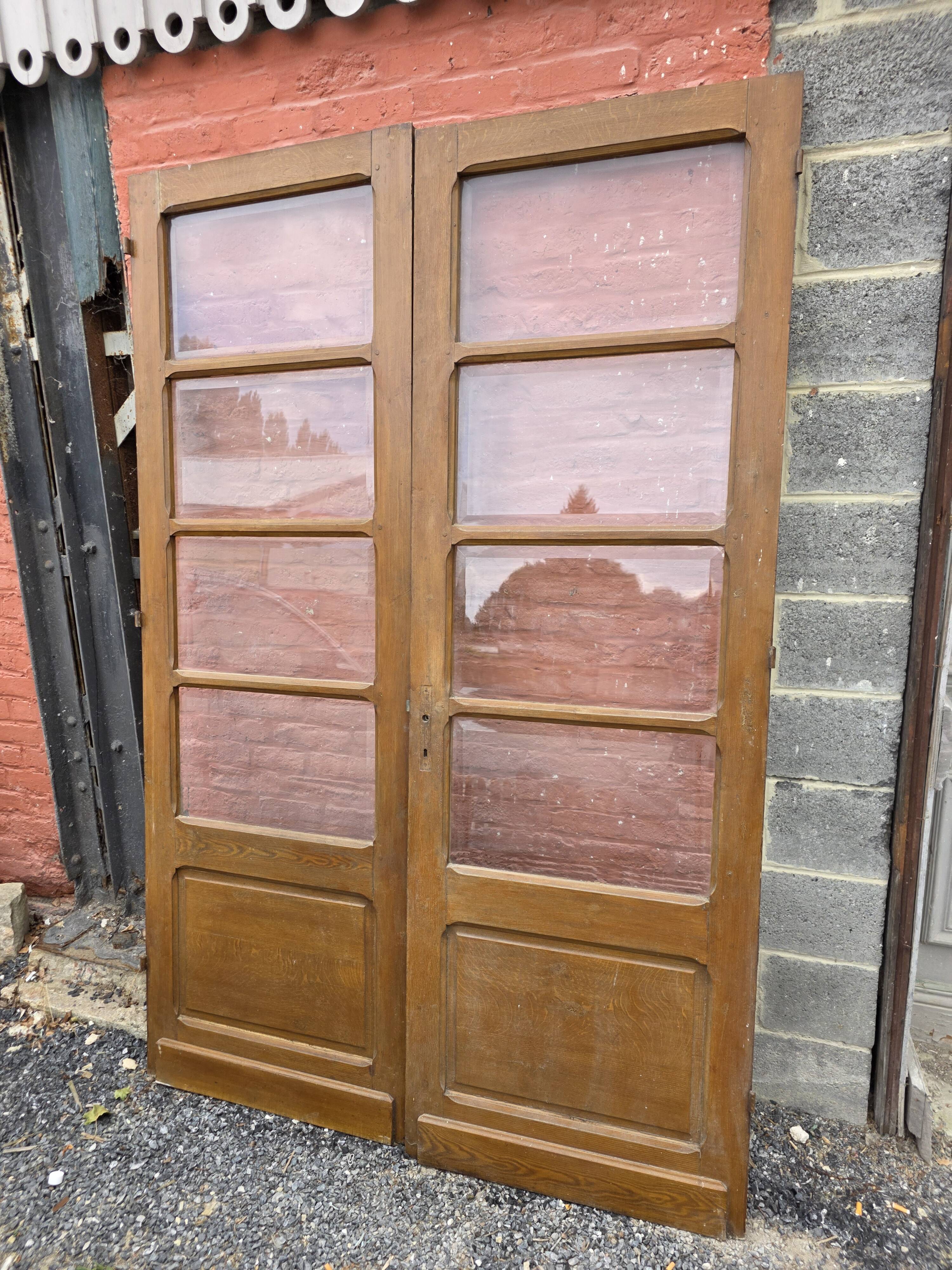 Paire de portes de séparation anciennes, verres biseautés