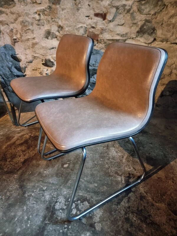 Ensemble de quatre chaises vintage françaises à piètement luge en vinyle beige-taupe, 1976