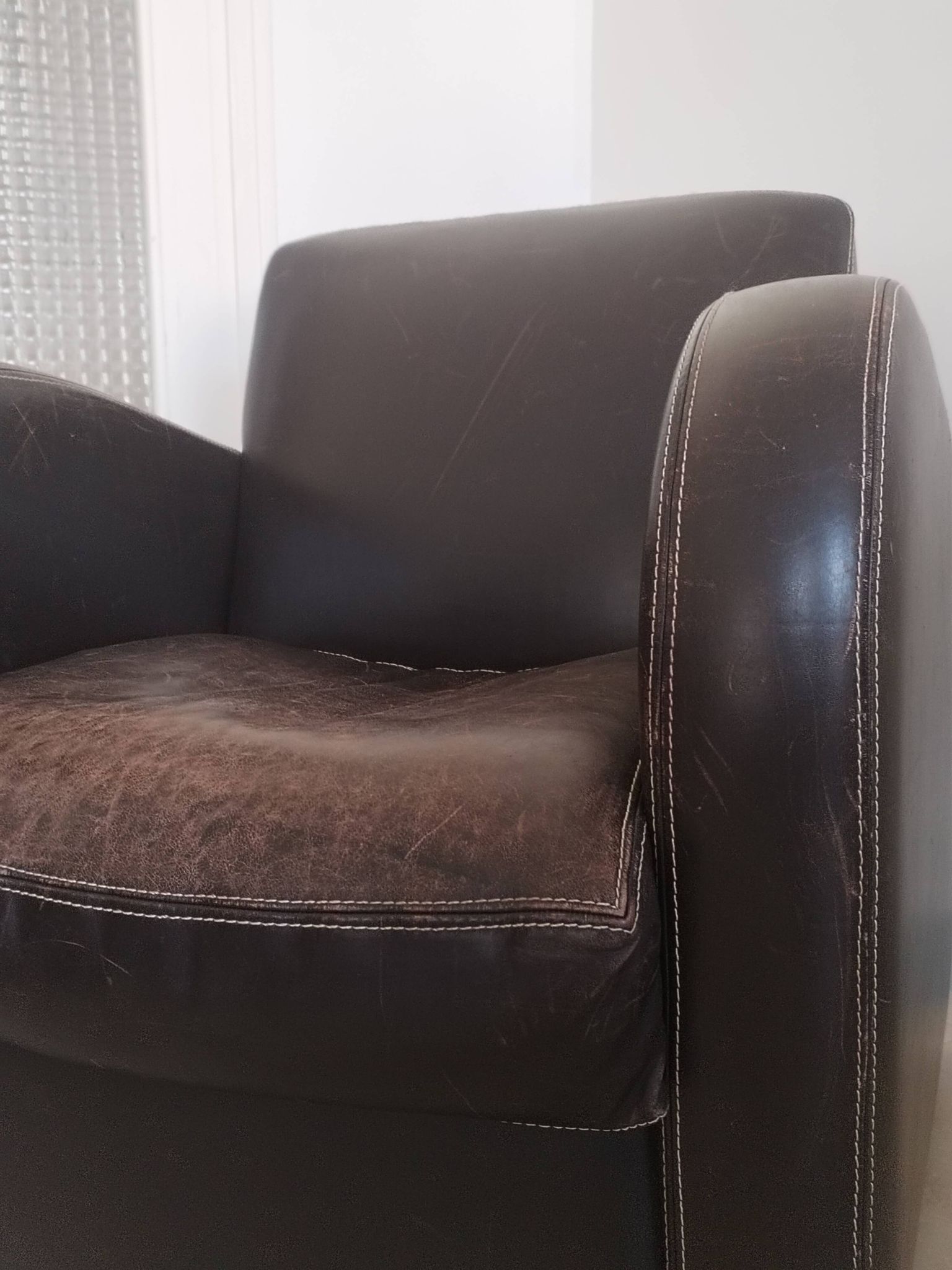 Vintage club armchair in dark brown leather – 1980s-1990s style