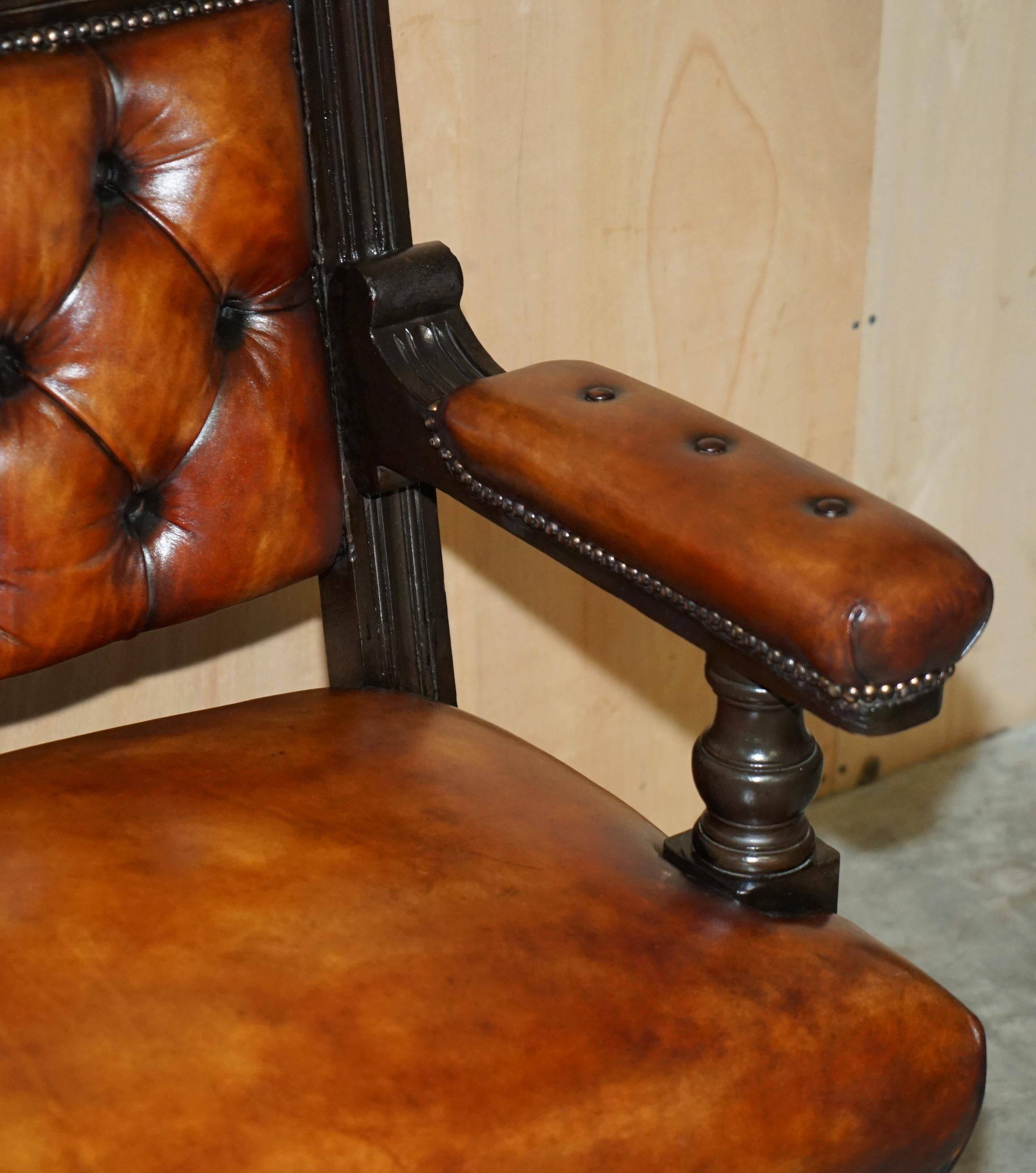Banc de pub victorien Chesterfield en cuir restauré