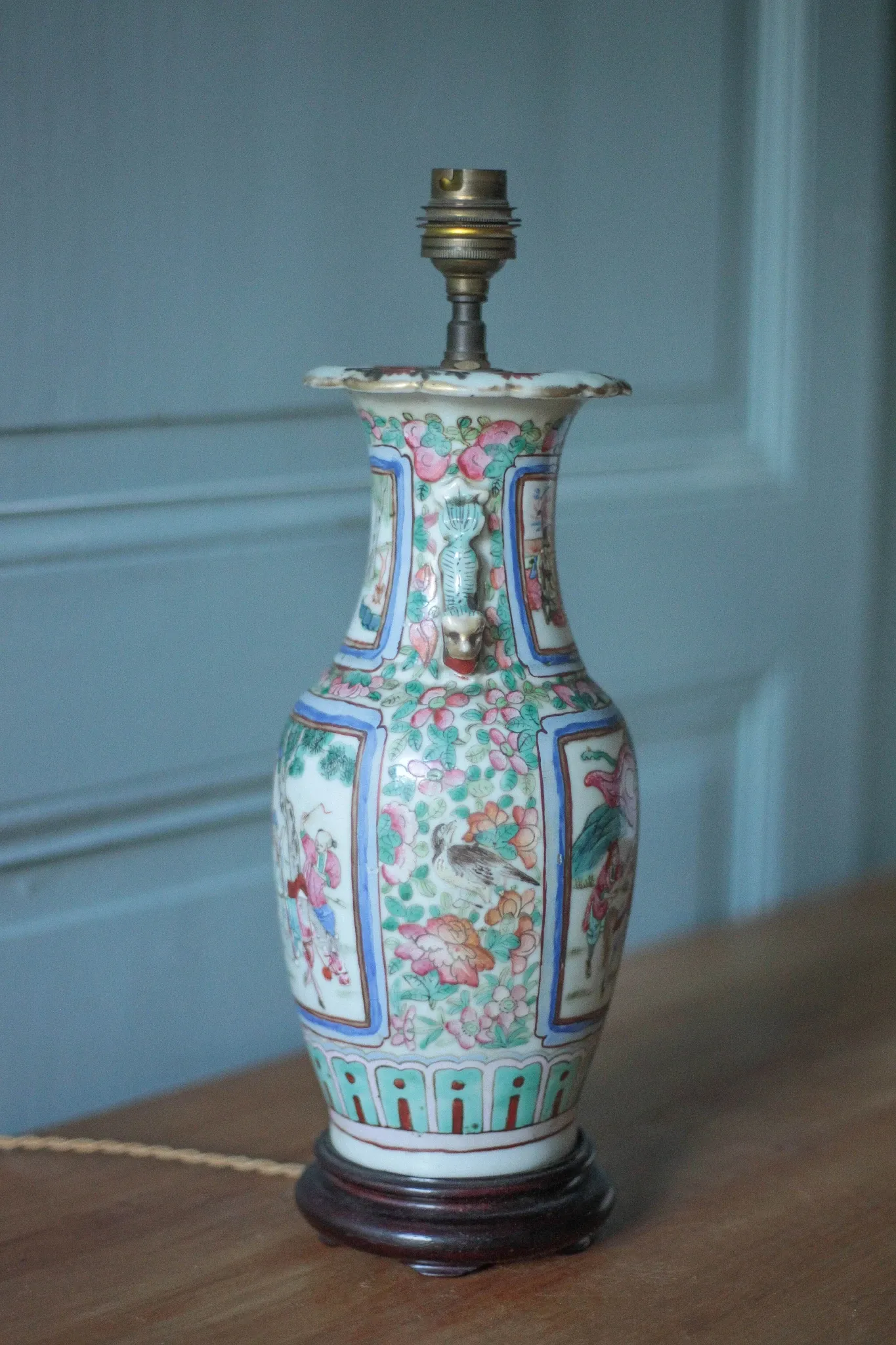 Canton porcelain table lamp, Chinese lamp with polychrome decoration.