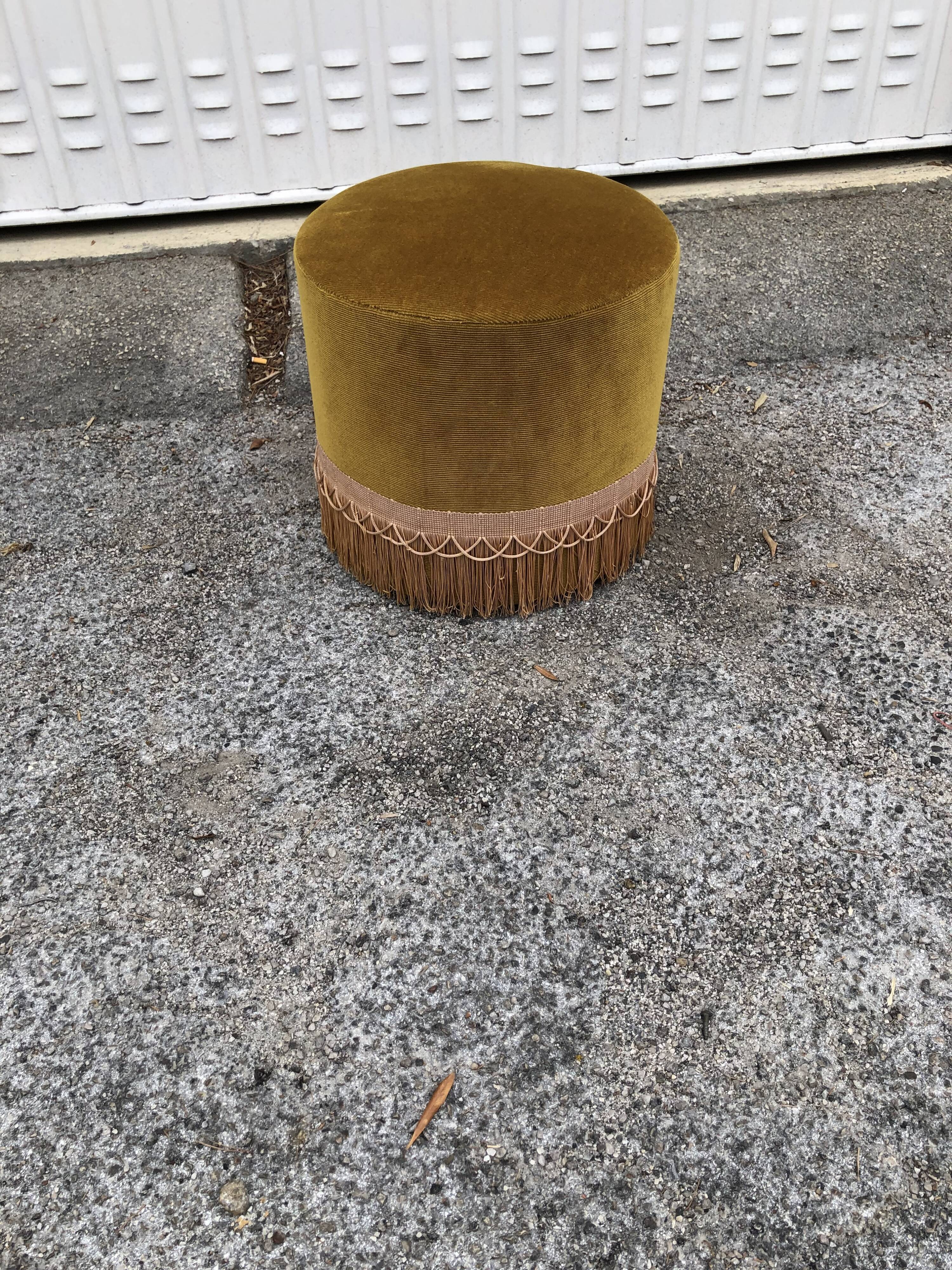 Vintage pouf in gold velvet
