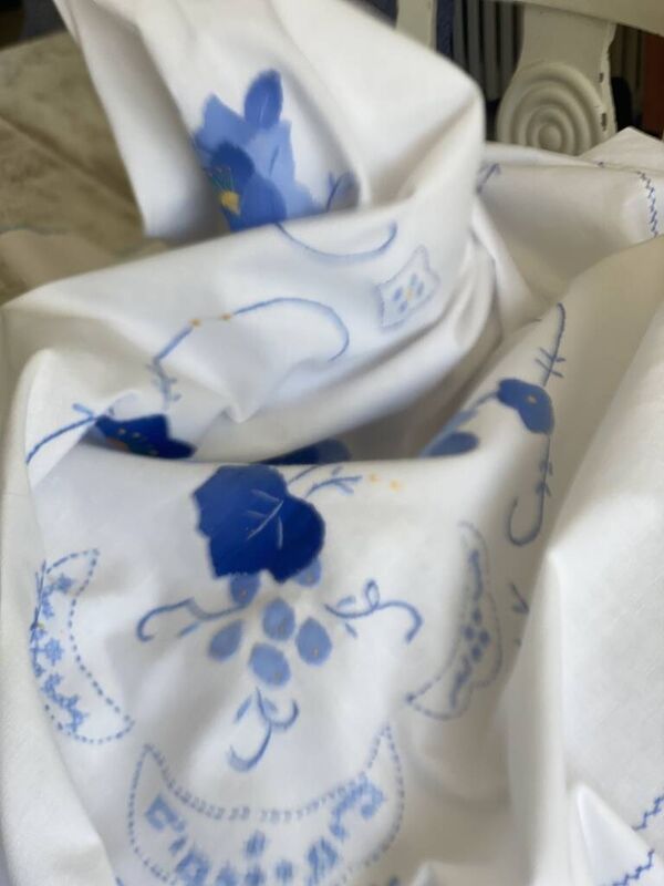 Grande nappe ancienne brodée main - 12 couverts - 170x210 cm - coton