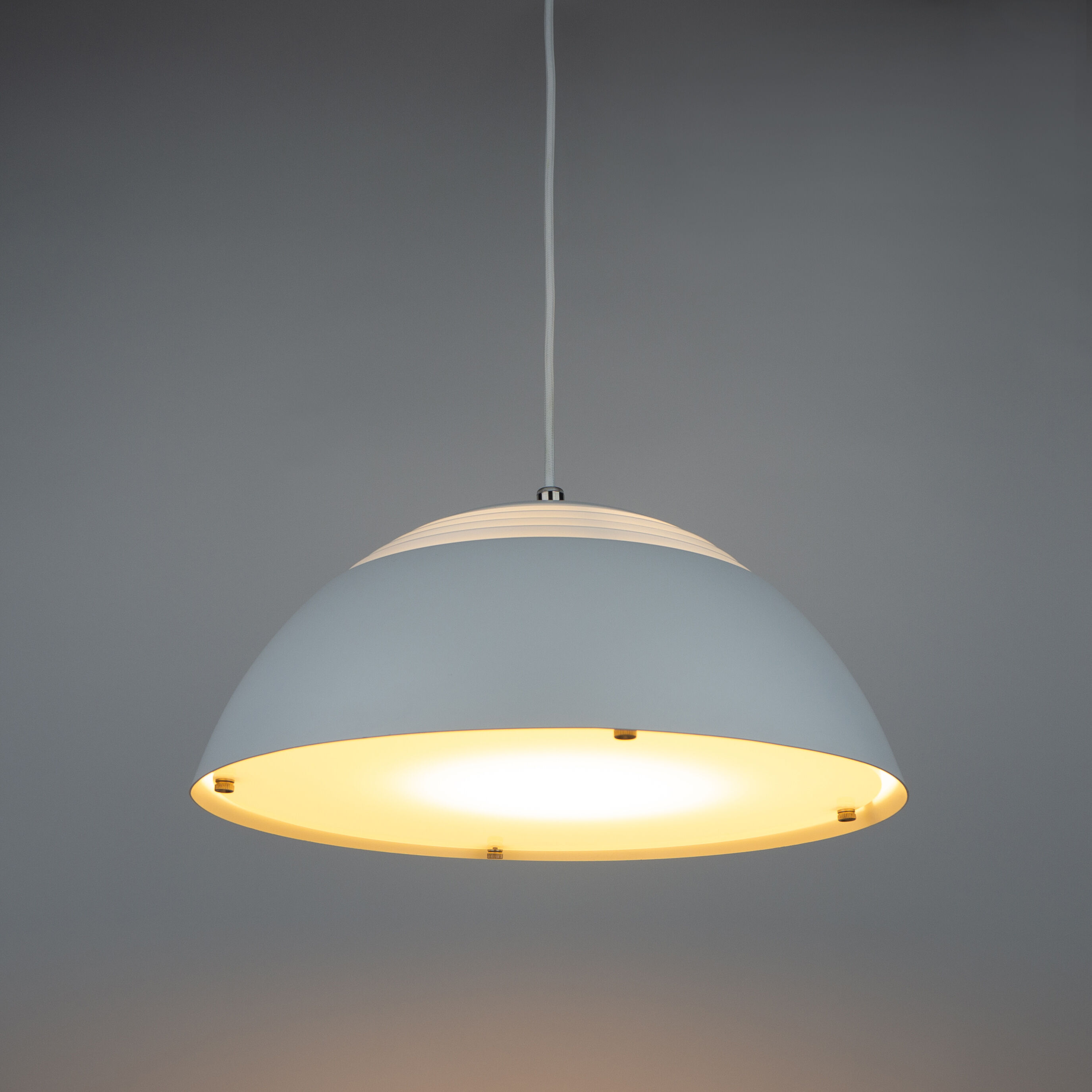 Suspension danoise AJ Royal 370 par Arne Jacobsen, Louis Poulsen, 1960