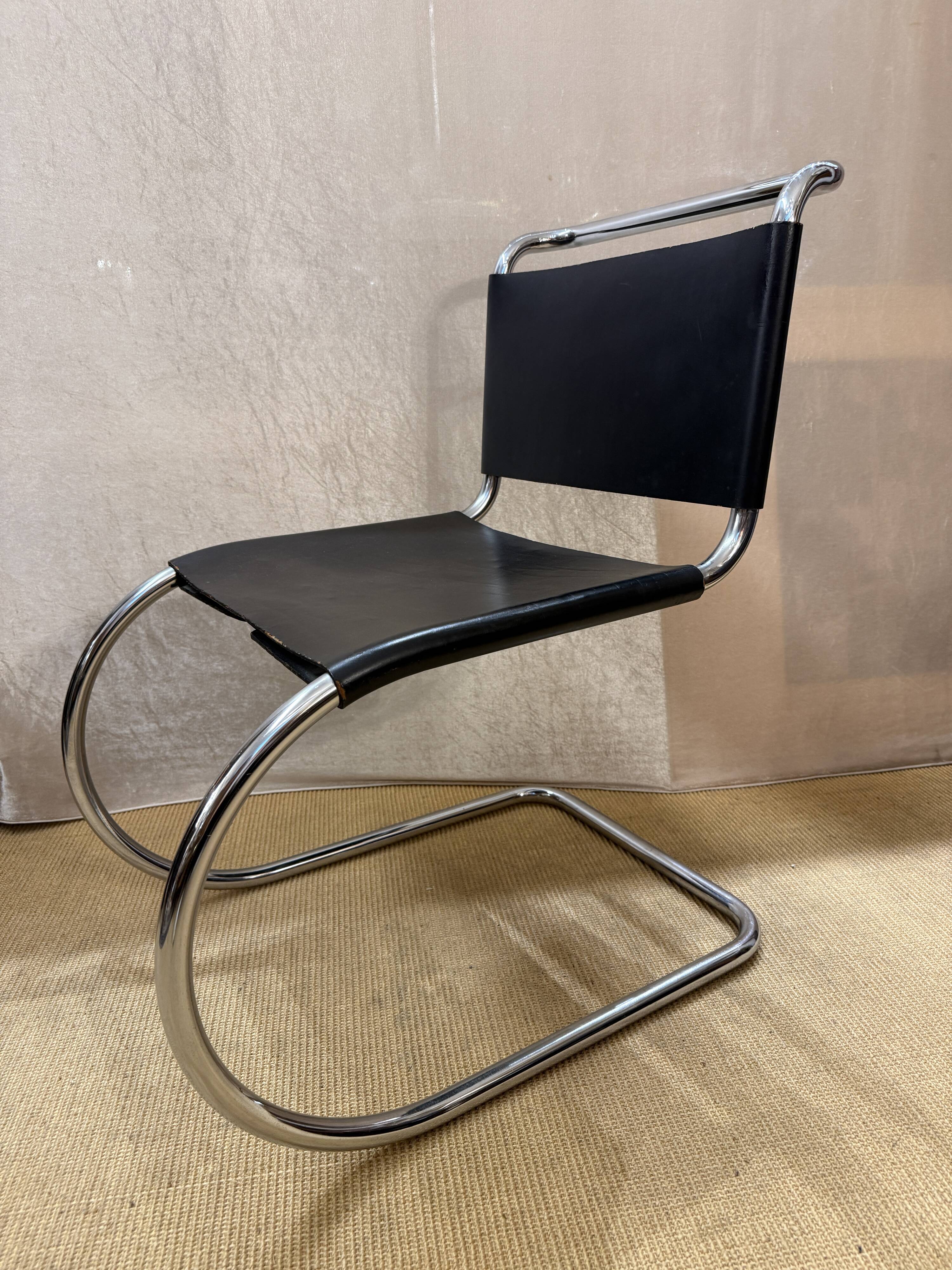 Chaise cantilever MR10, design Mies van der Rohe, cuir et chrome, années 1970
