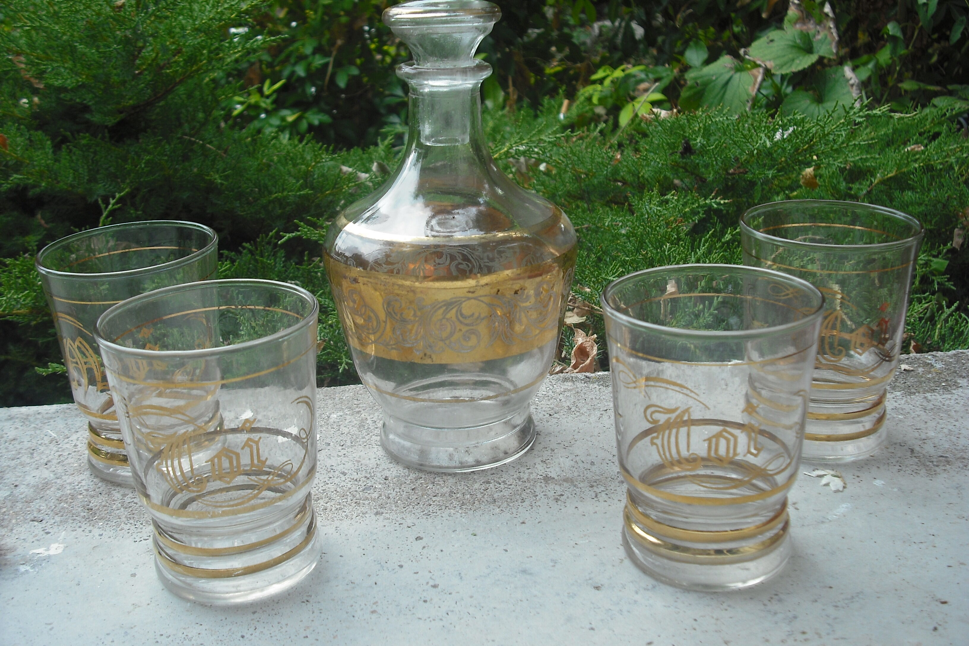 4 glasses engraved gold, one bottle
