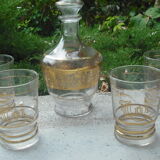 4 verres gravés or, un flacon
