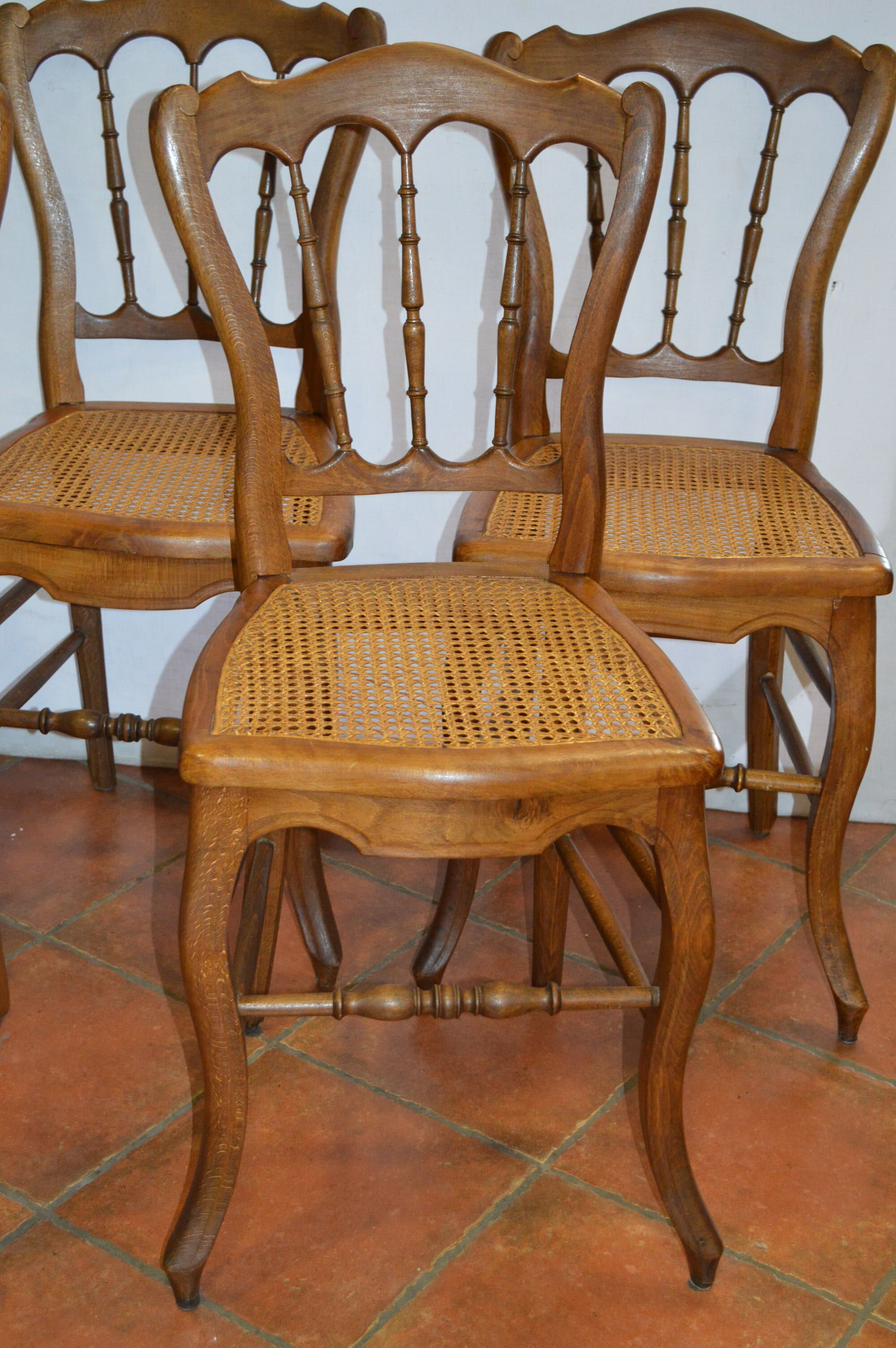 Ensemble de 5 chaises cannées en hêtre