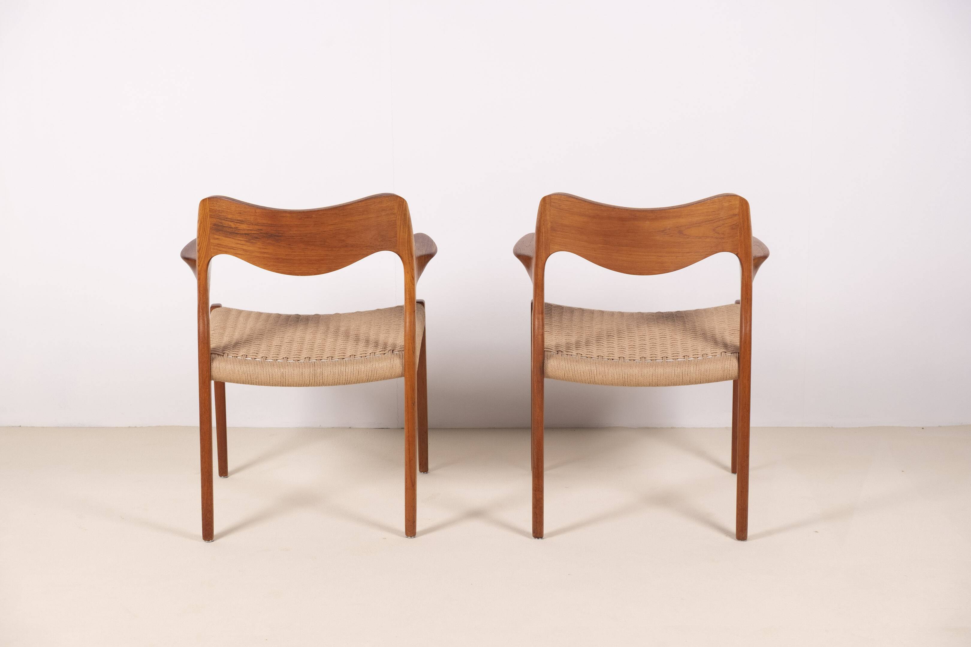 2x Niels O. Møller Modèle 55 en teck, années 1950, Danemark