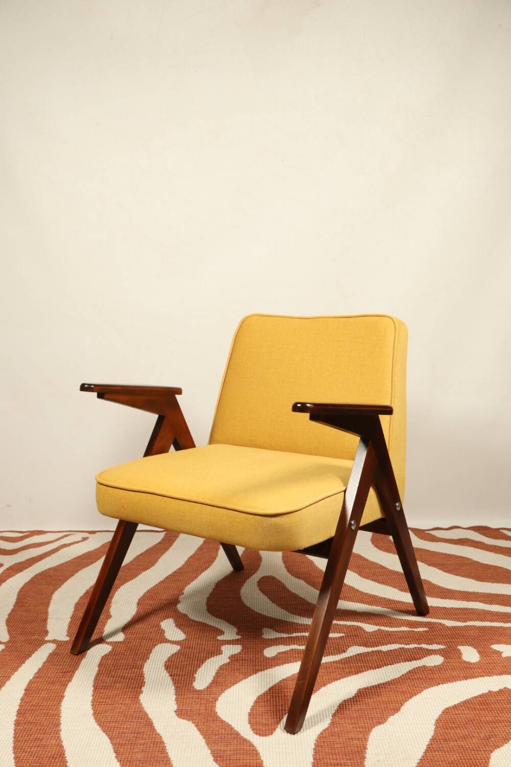 Fauteuil en bois et velours jaune par Chierowski