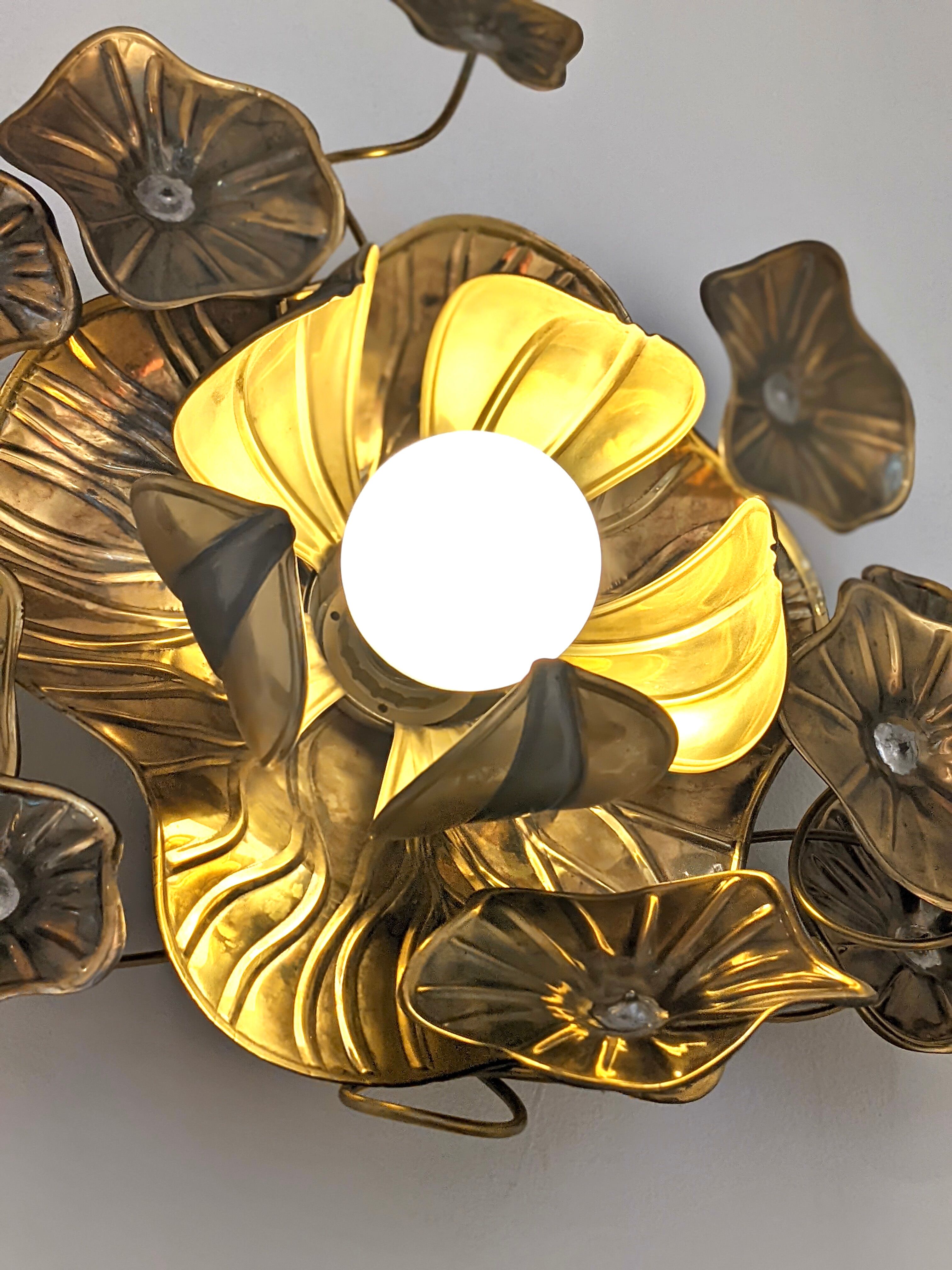 Flower-shaped wall lamp