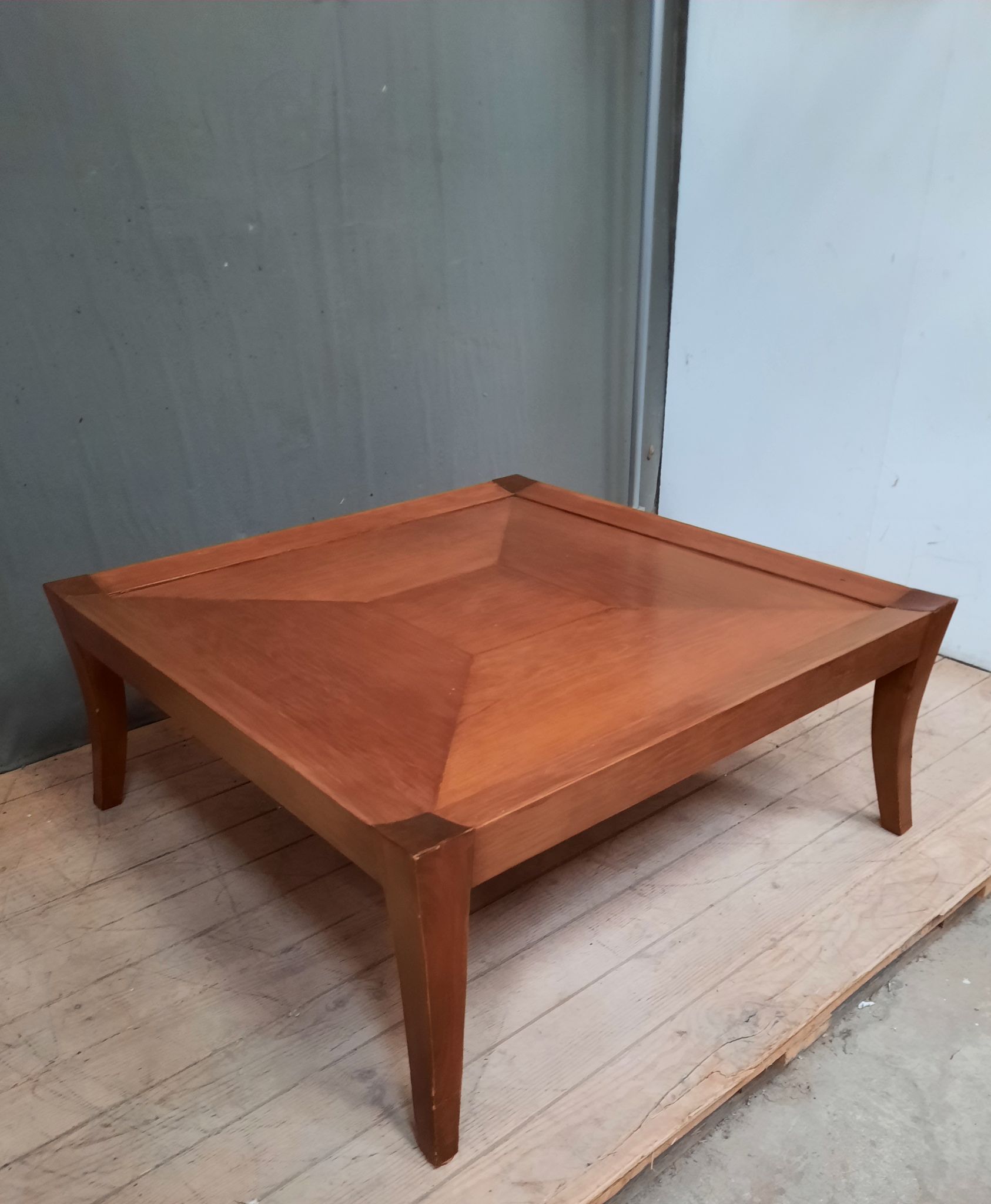 Table basse carrée en bois de plaquage