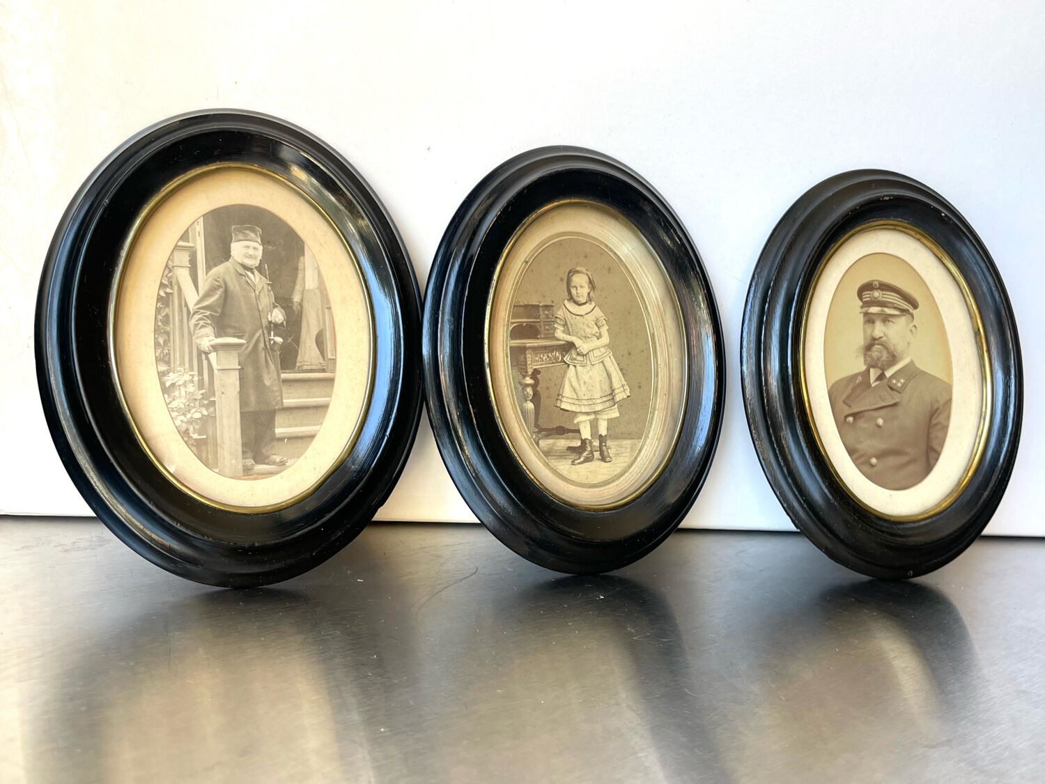 Set of 3 wooden oval picture frames