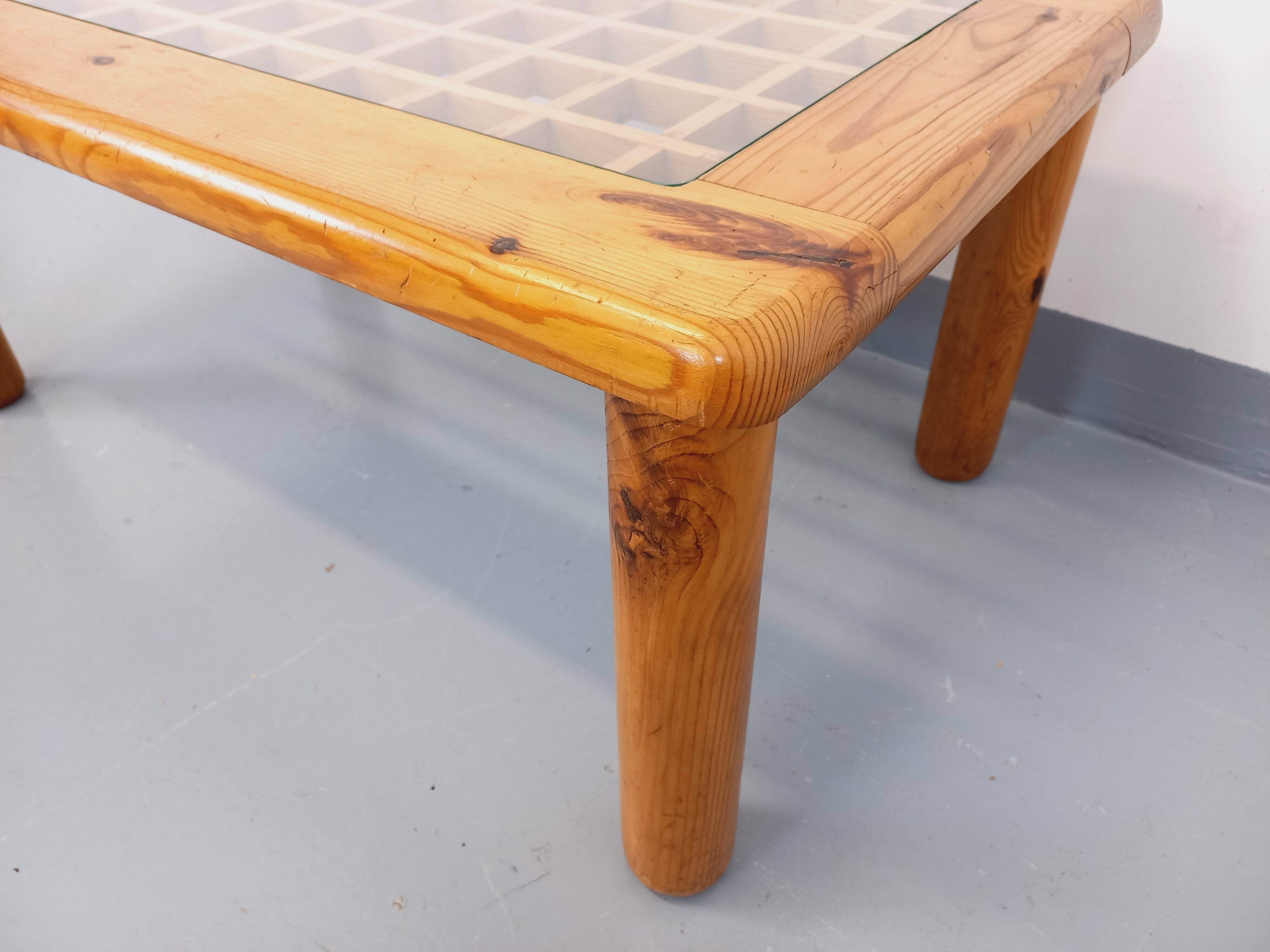 Vintage modernist coffee table in pine and glass from the 70s and 80s.