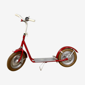 Red scooter MW 60s
