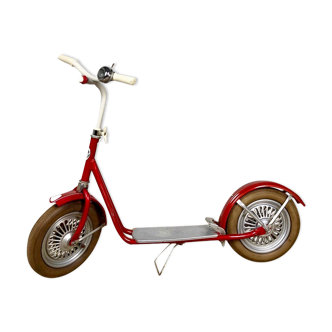 Red scooter MW 60s