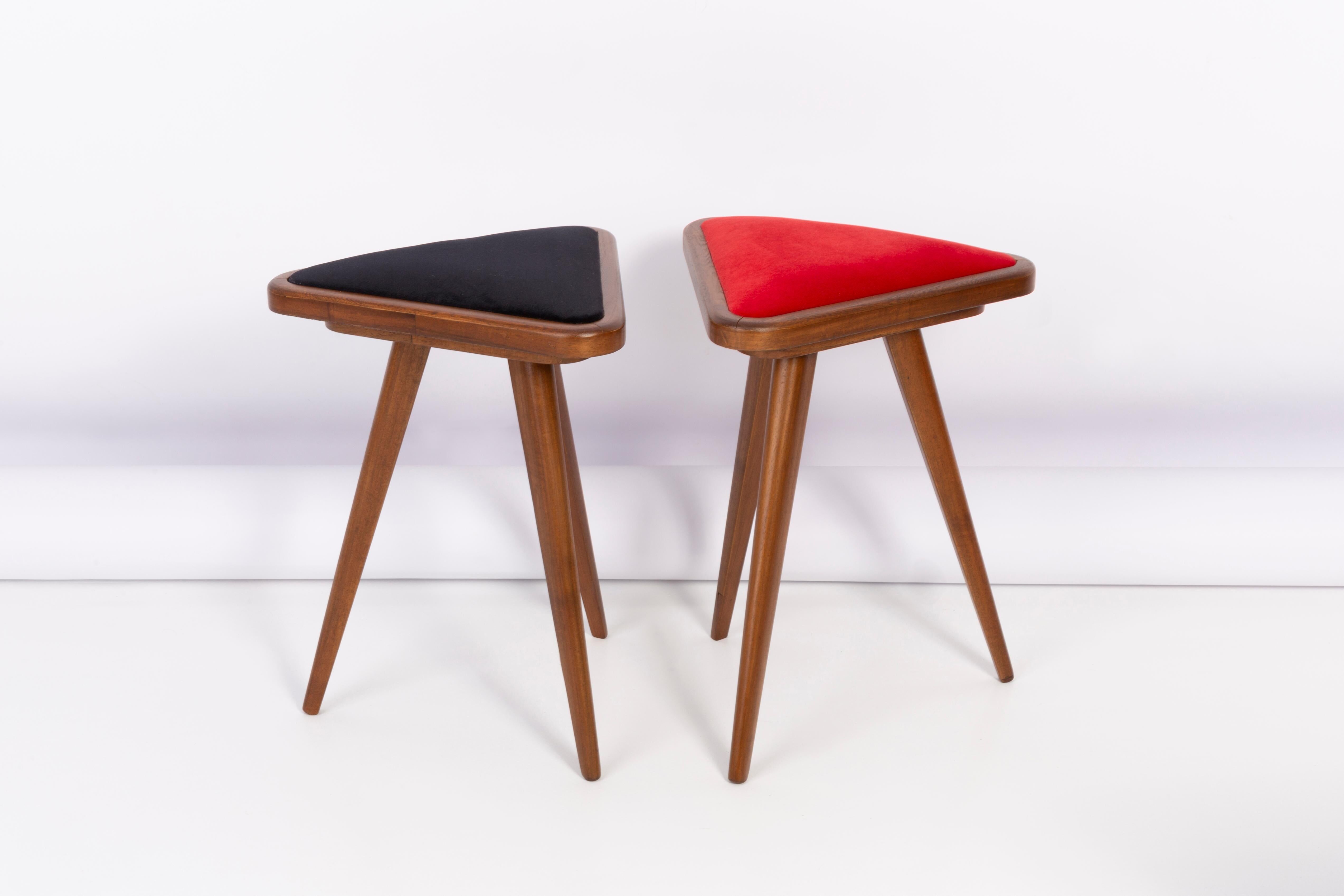Set of two triangular stools in black and red velvet from the 20th century, 1960s.