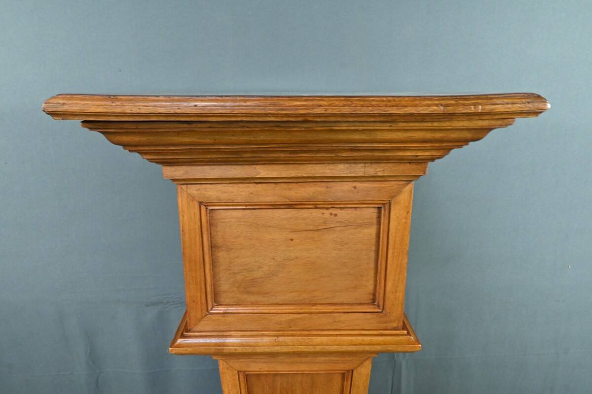 Important walnut column gain – Early 20th century