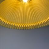 Plafonnier avec abat-jour en papier de design danois par Le Klint des années 1960