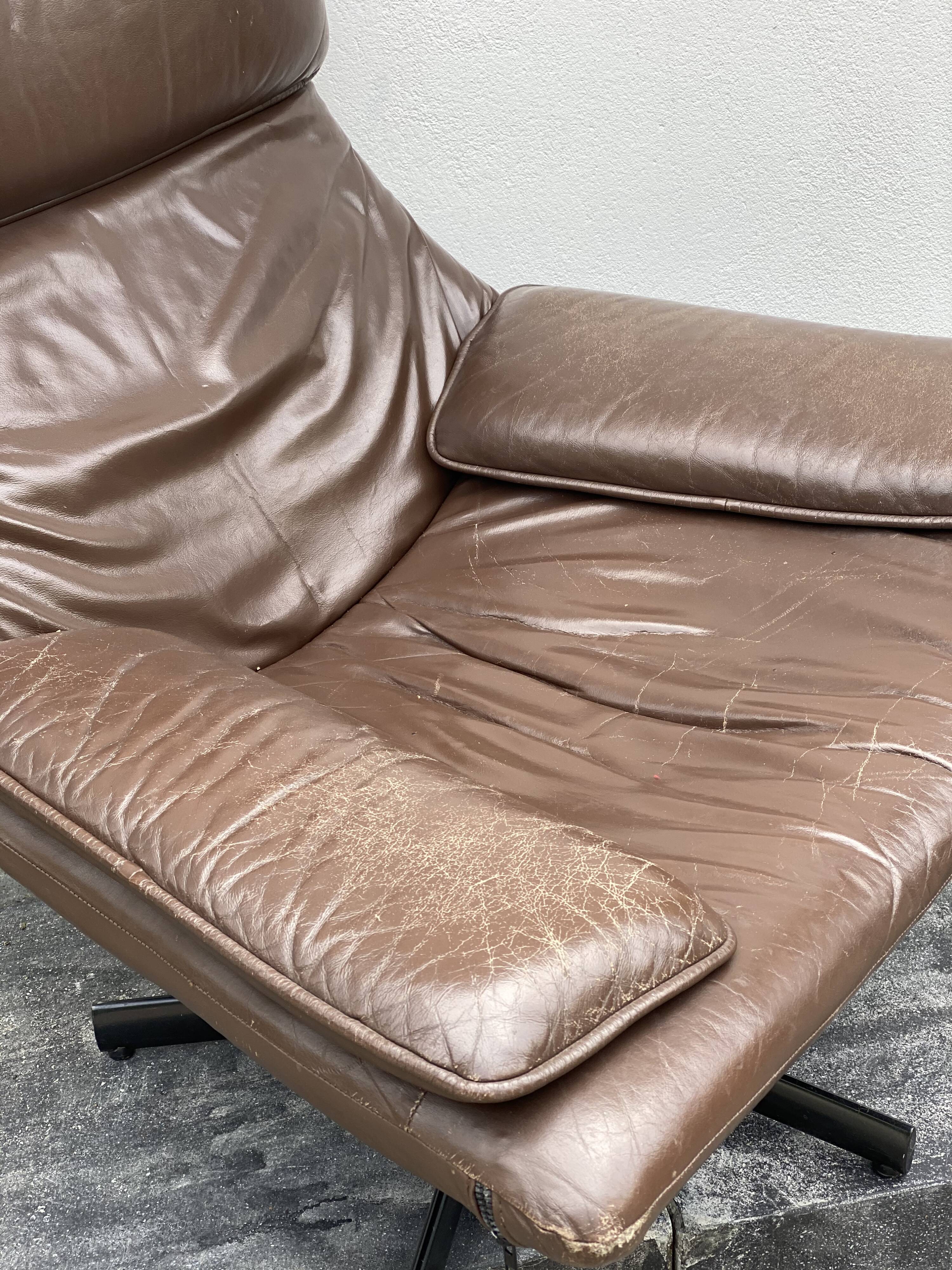 Fauteuil pivotant en cuir brun des années 1970