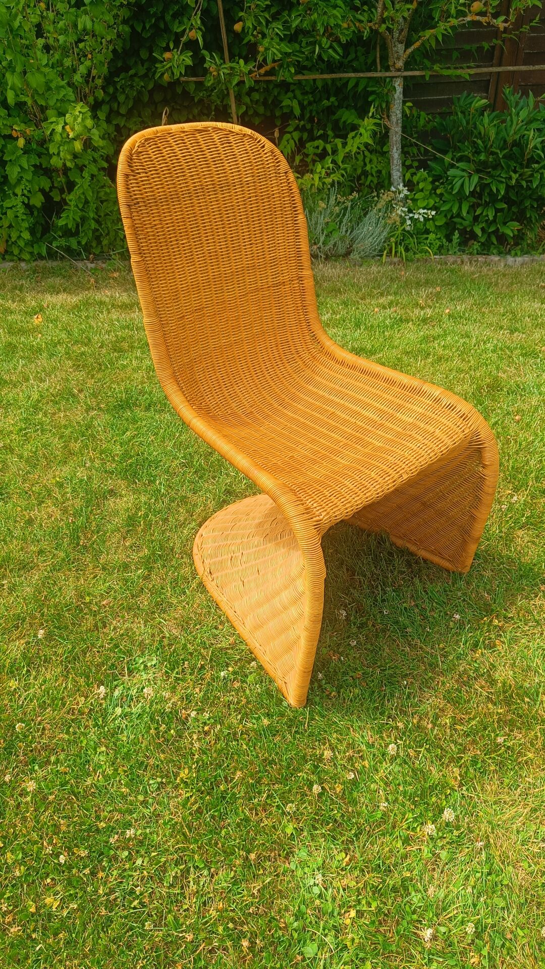 chaise en rotin style Verner Panton