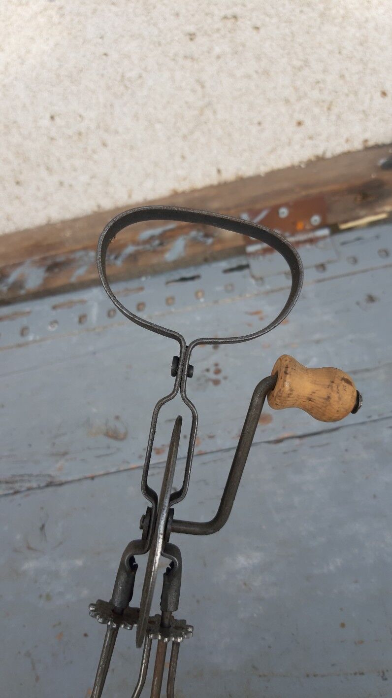 Vintage manual drummer