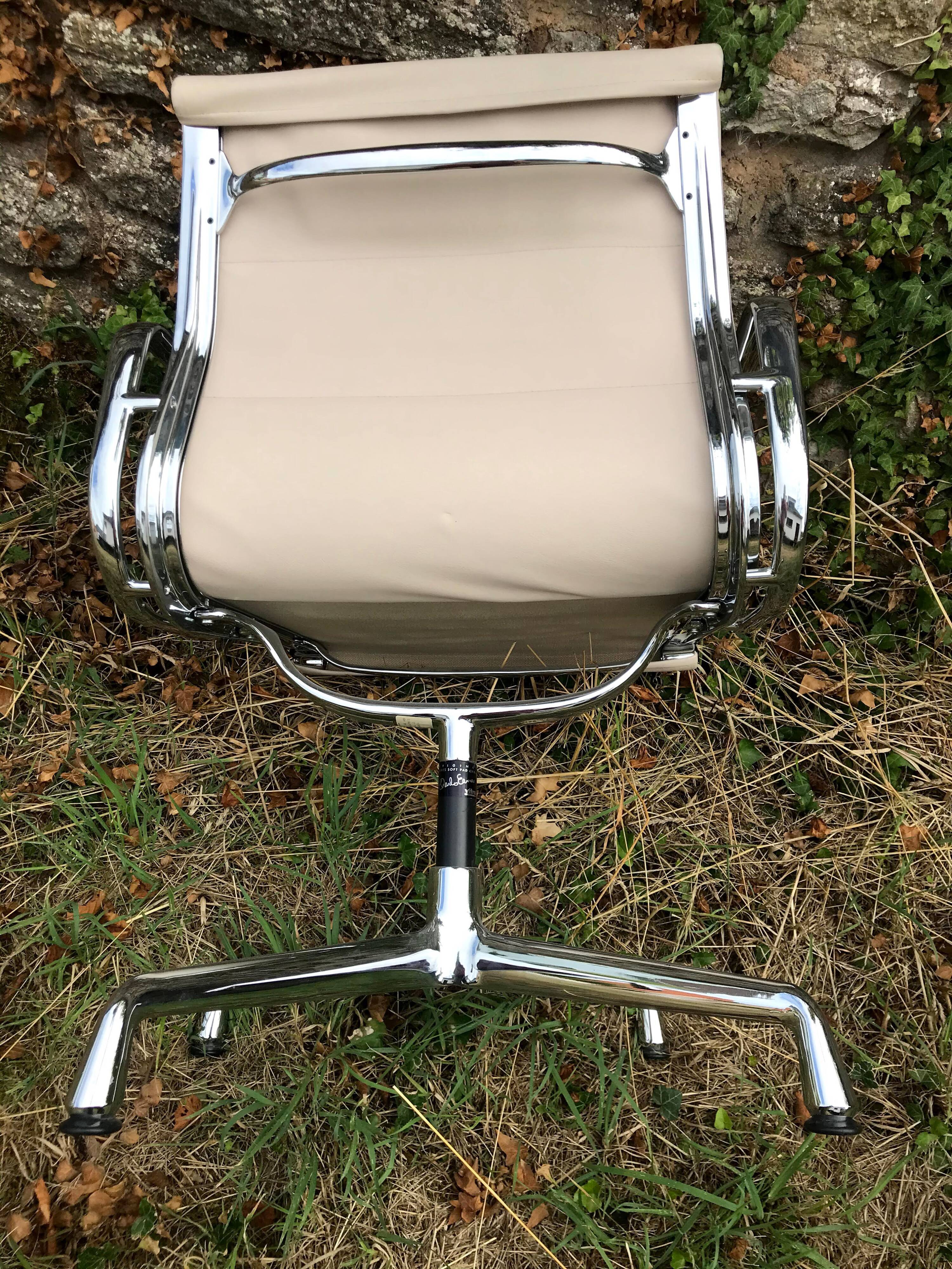 Design Soft Pad EA 208 Charles and Ray Eames office chair for Vitra 60s