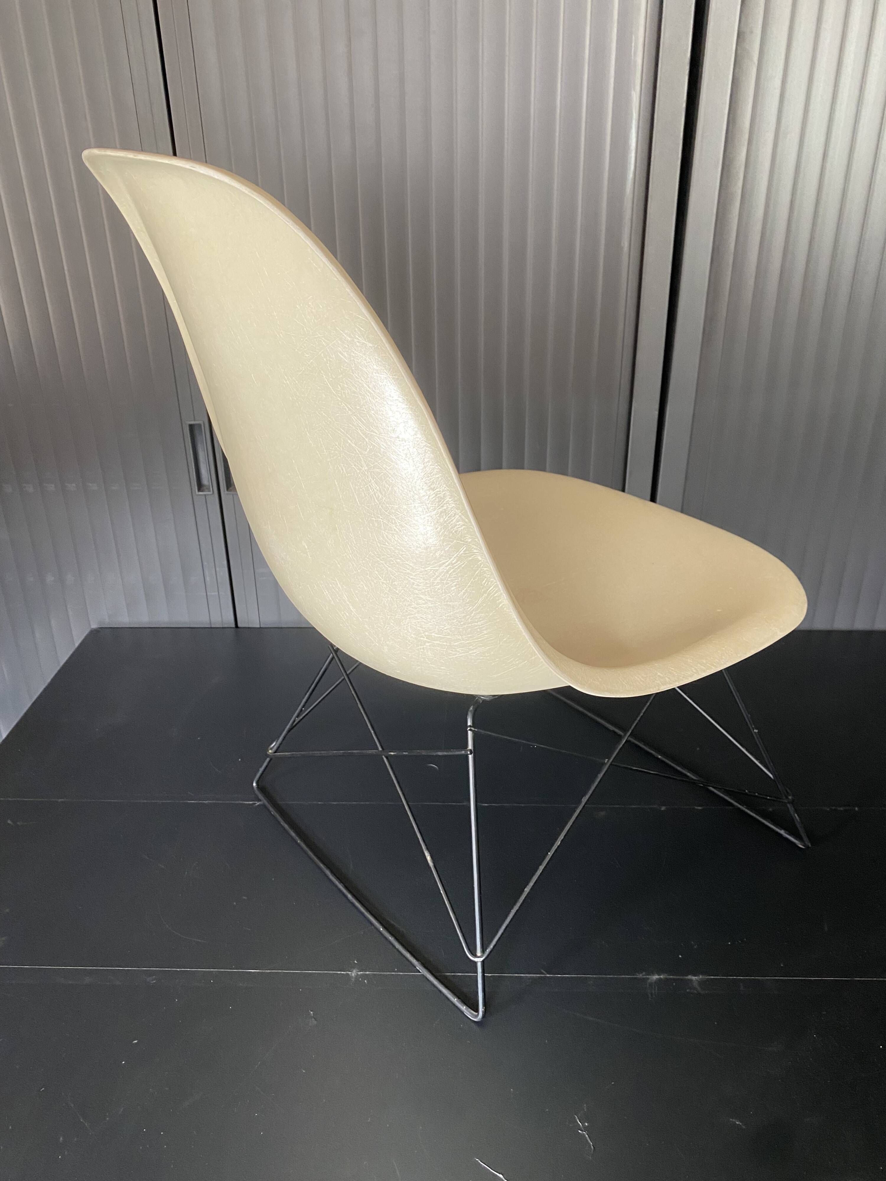 Eames lounge chair white fibre parchment base cat’s cradle Herman Miller