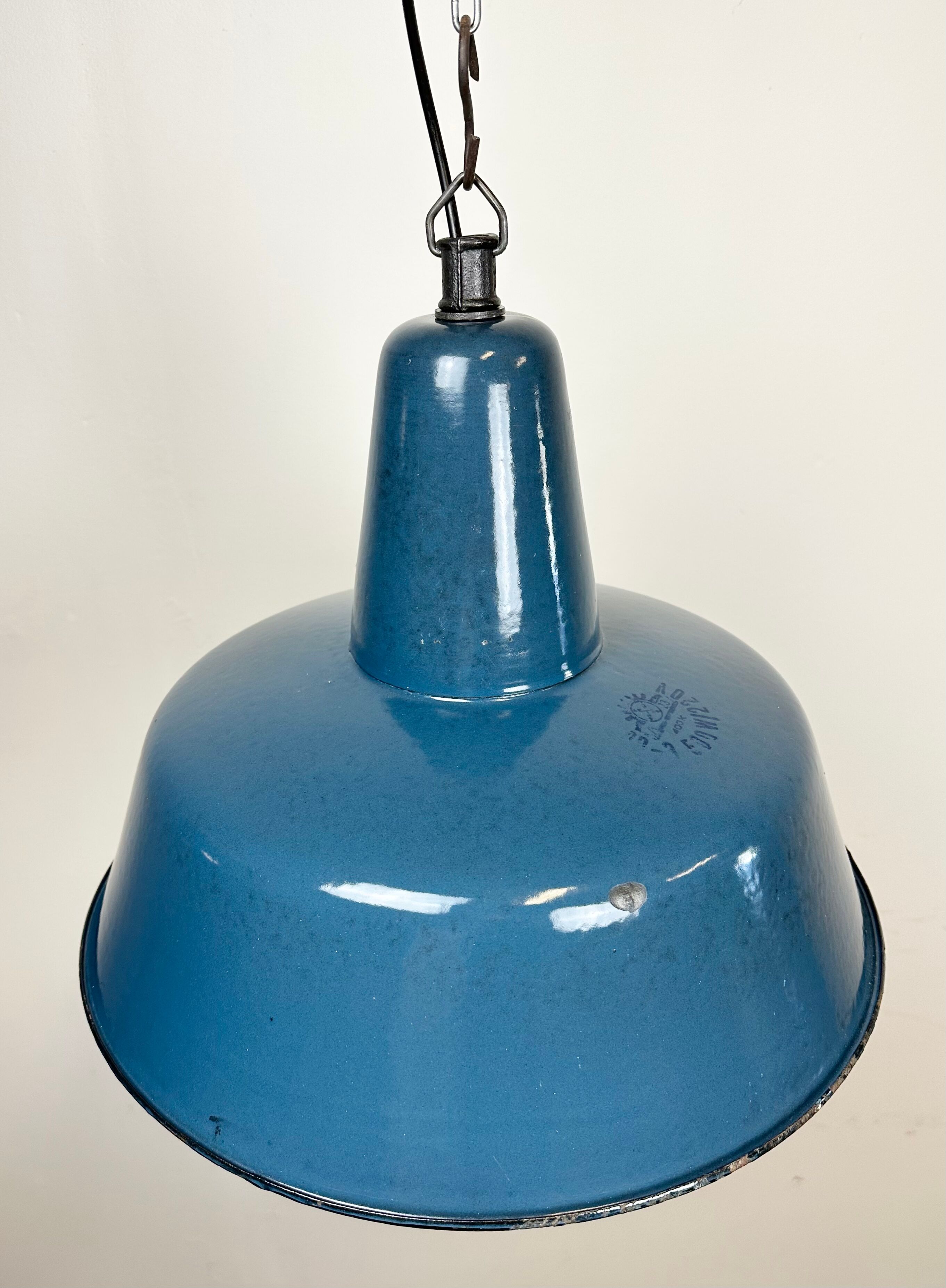 Suspension industrielle en émail bleu d’usine, années 1960