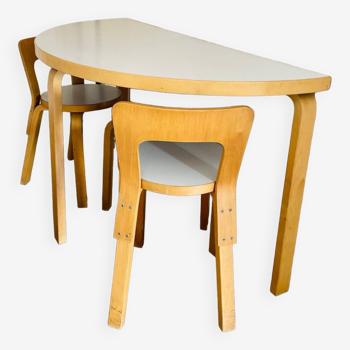 Table, 2 chairs and 1 stool Alvar Aalto