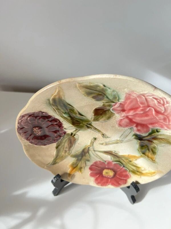 Art Deco barbotine plate from the 1930s – floral decoration of pink zinnia and dahlia – antique ceramic Ø 22 cm