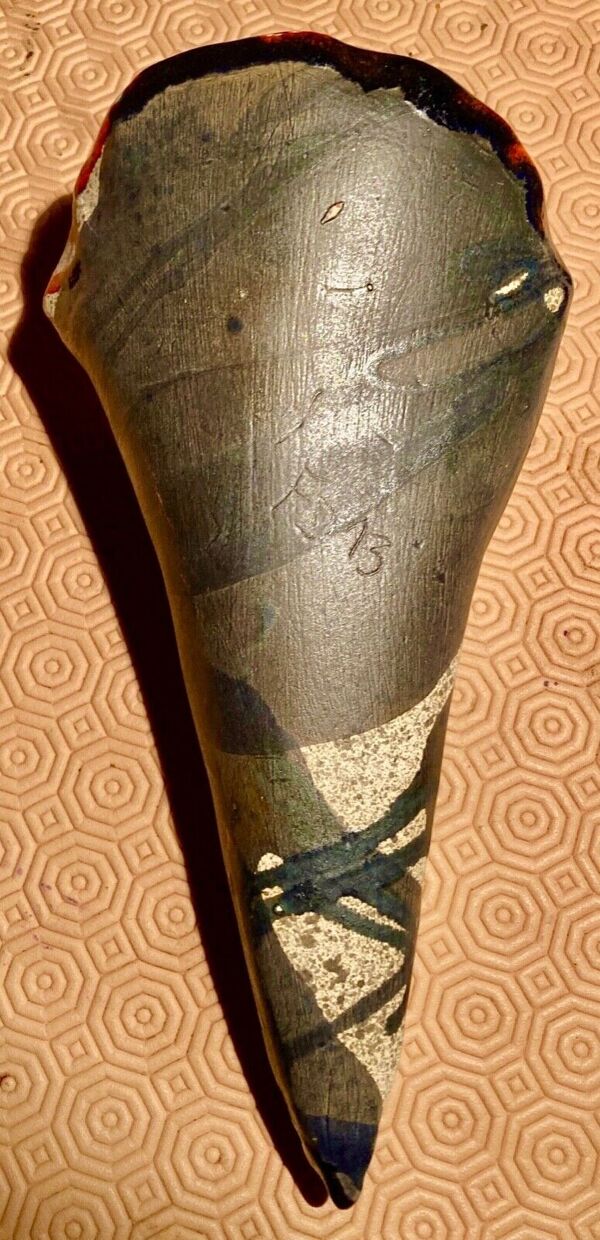 Vase cornet bouquetière a decor abstrait moderniste, signature a identifier