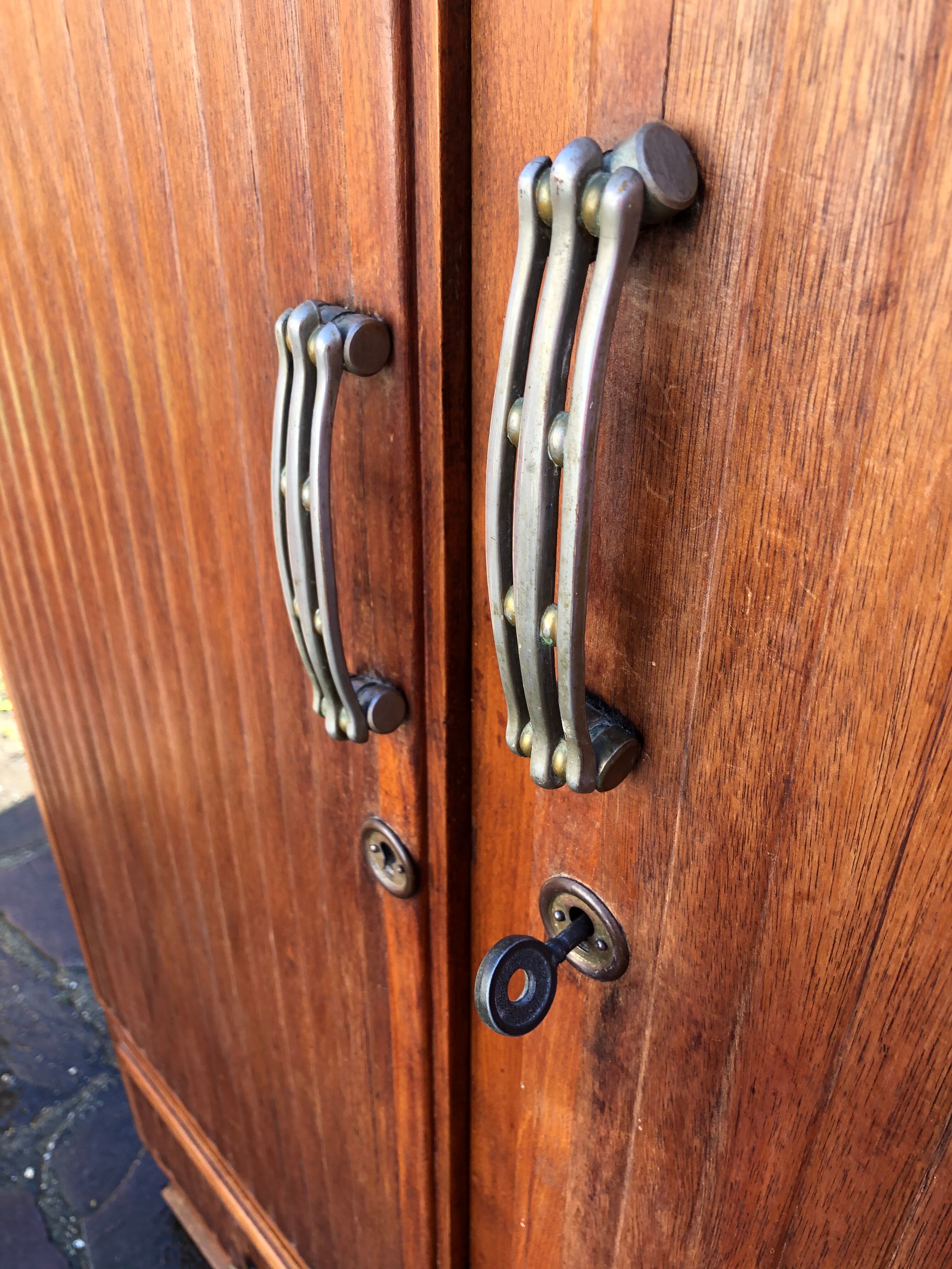 Asymmetrical cabinet