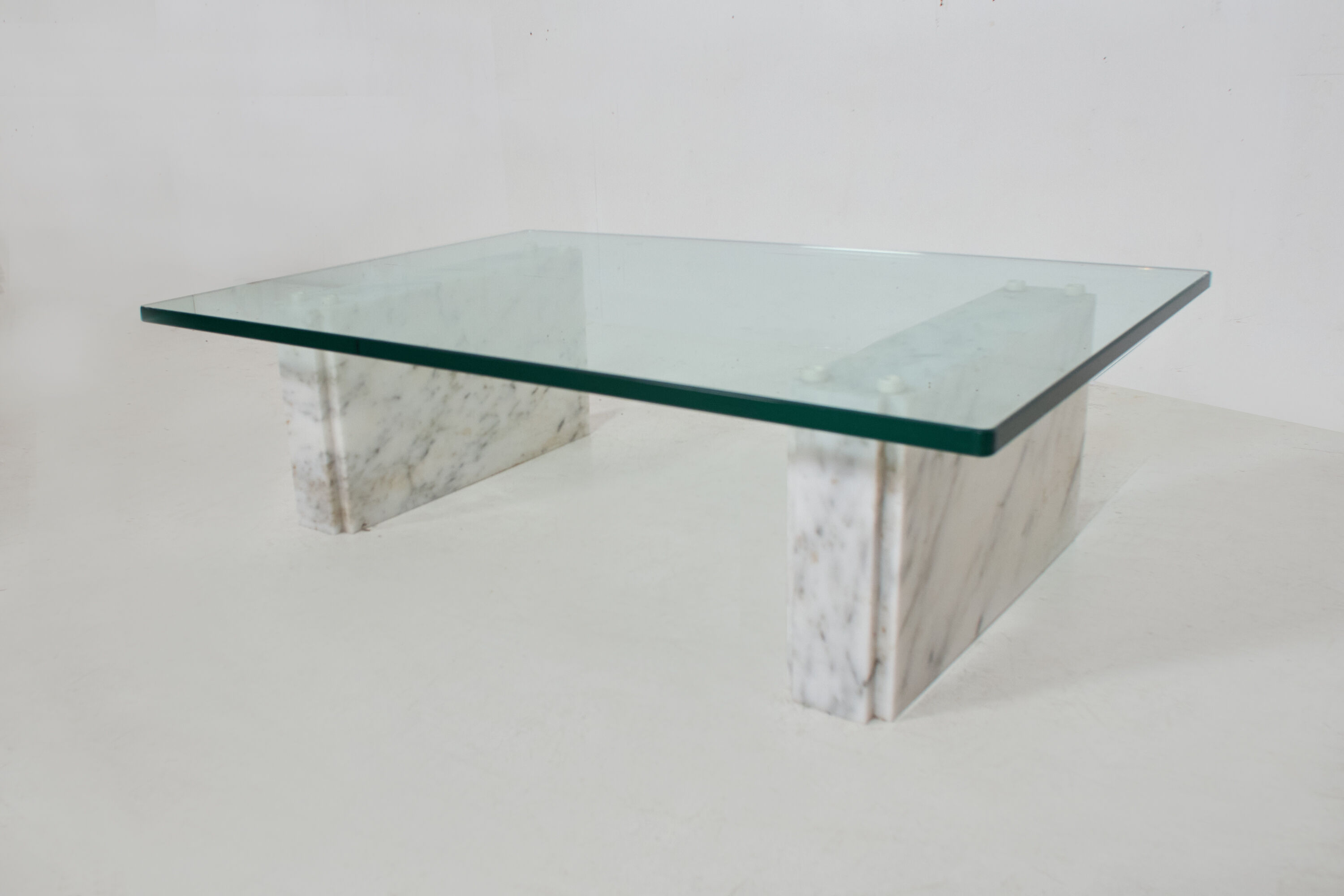 Table basse en marbre de carrare et verre