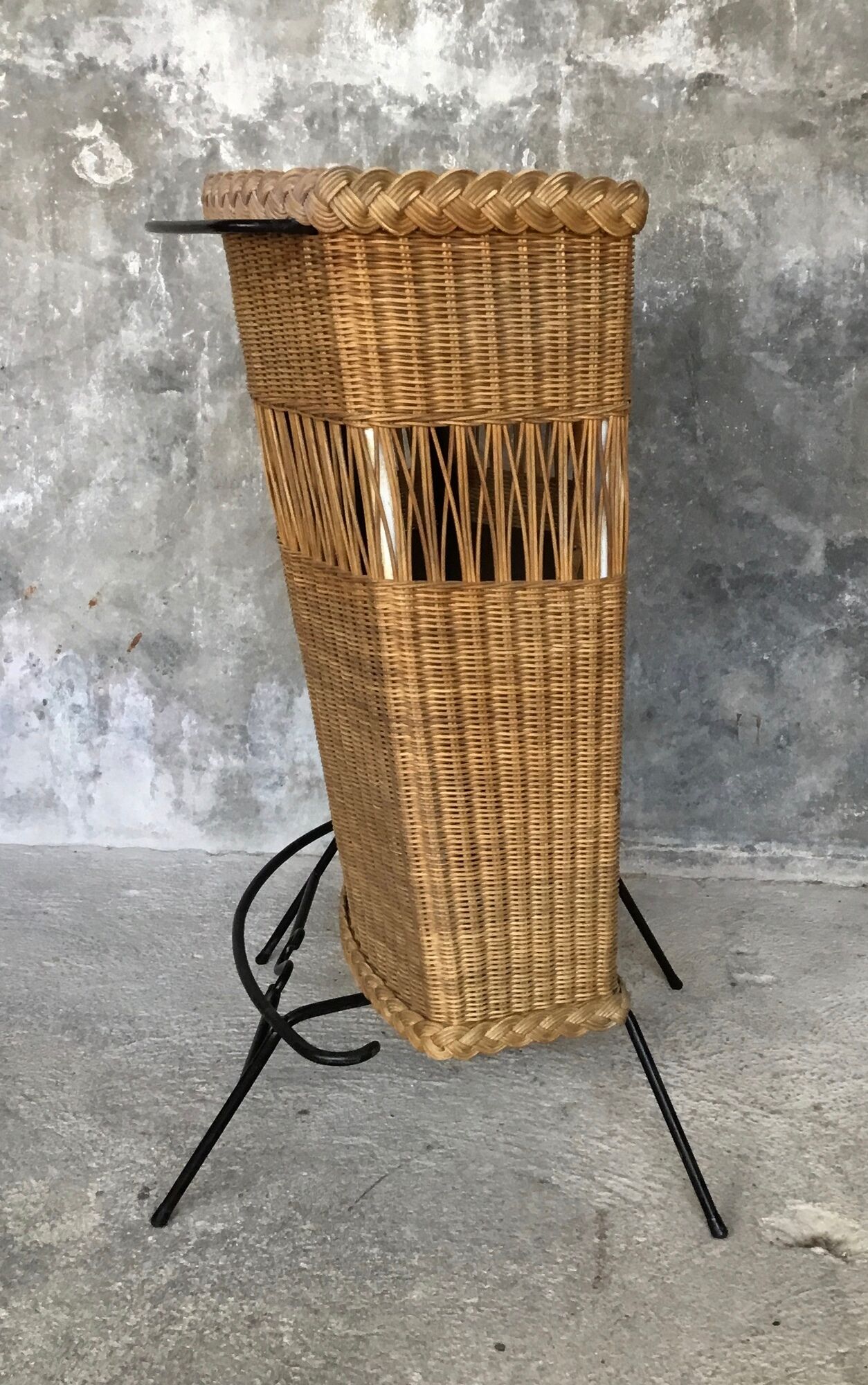 Vintage cocktail bar and its piare of stools - wicker and metal - 1960