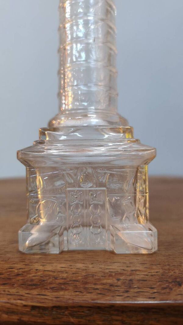 Flacon à parfum colonne Vendôme en verre moulé époque 19ème
