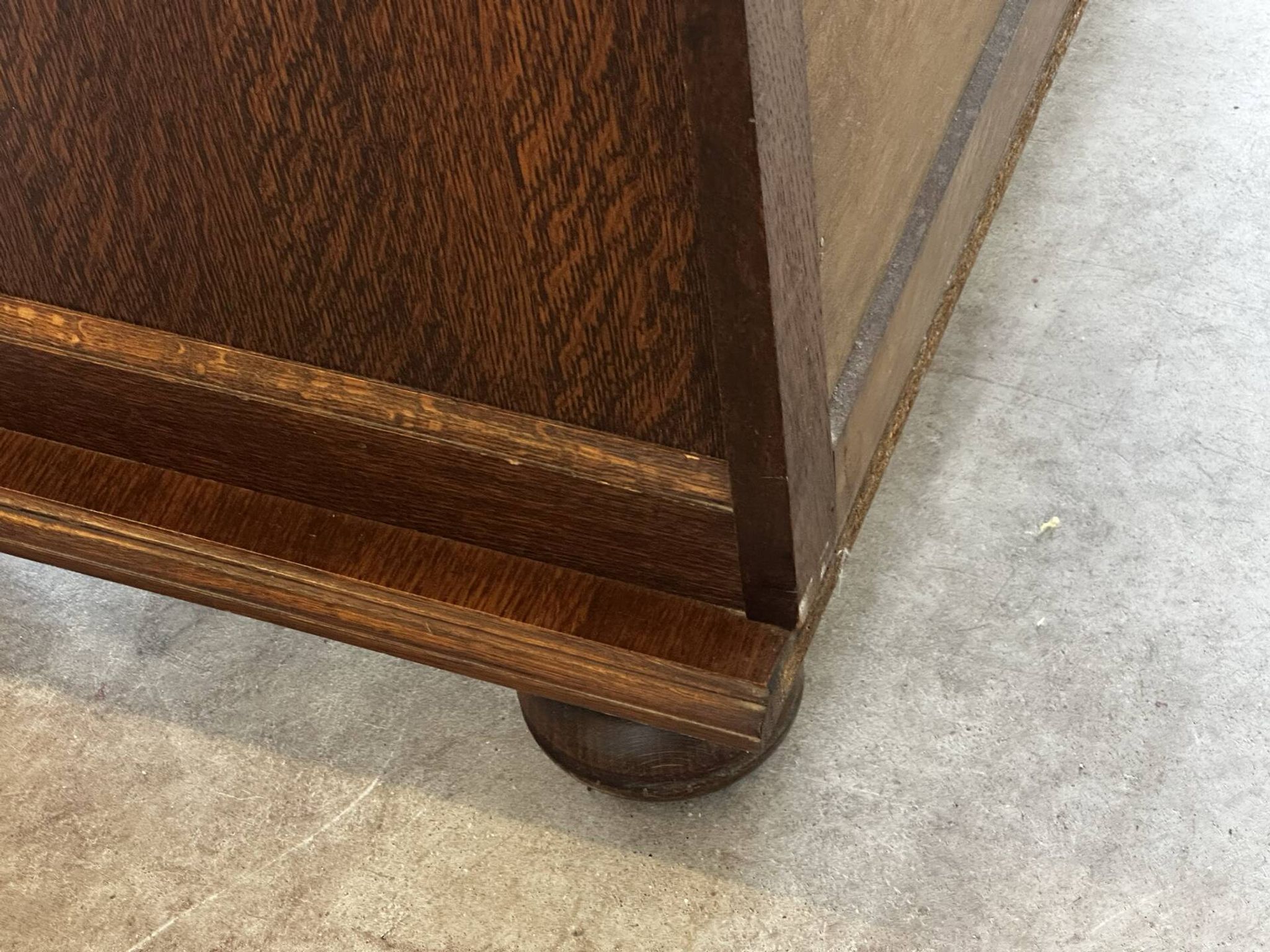 Vintage oak and veneer chest of drawers with 4 drawers.