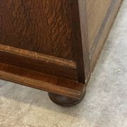 Vintage oak and veneer chest of drawers with 4 drawers.