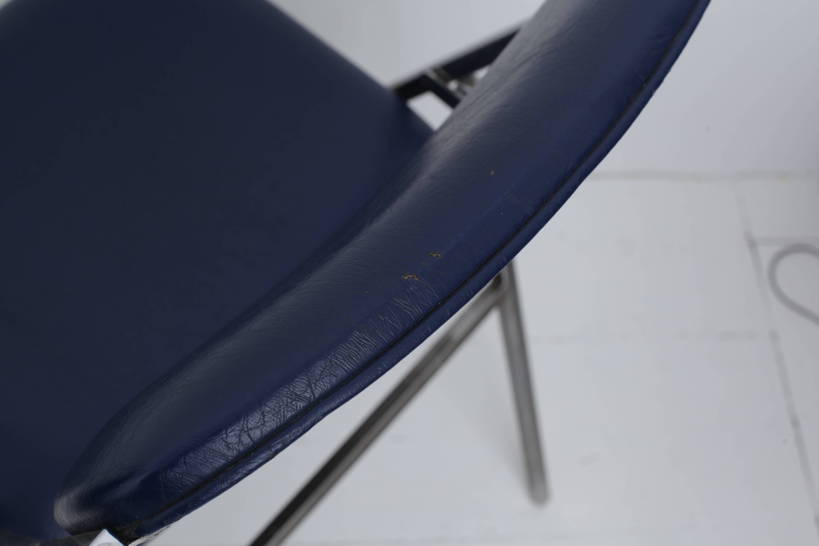 Chaise pliable skaï bleu pieds chromés