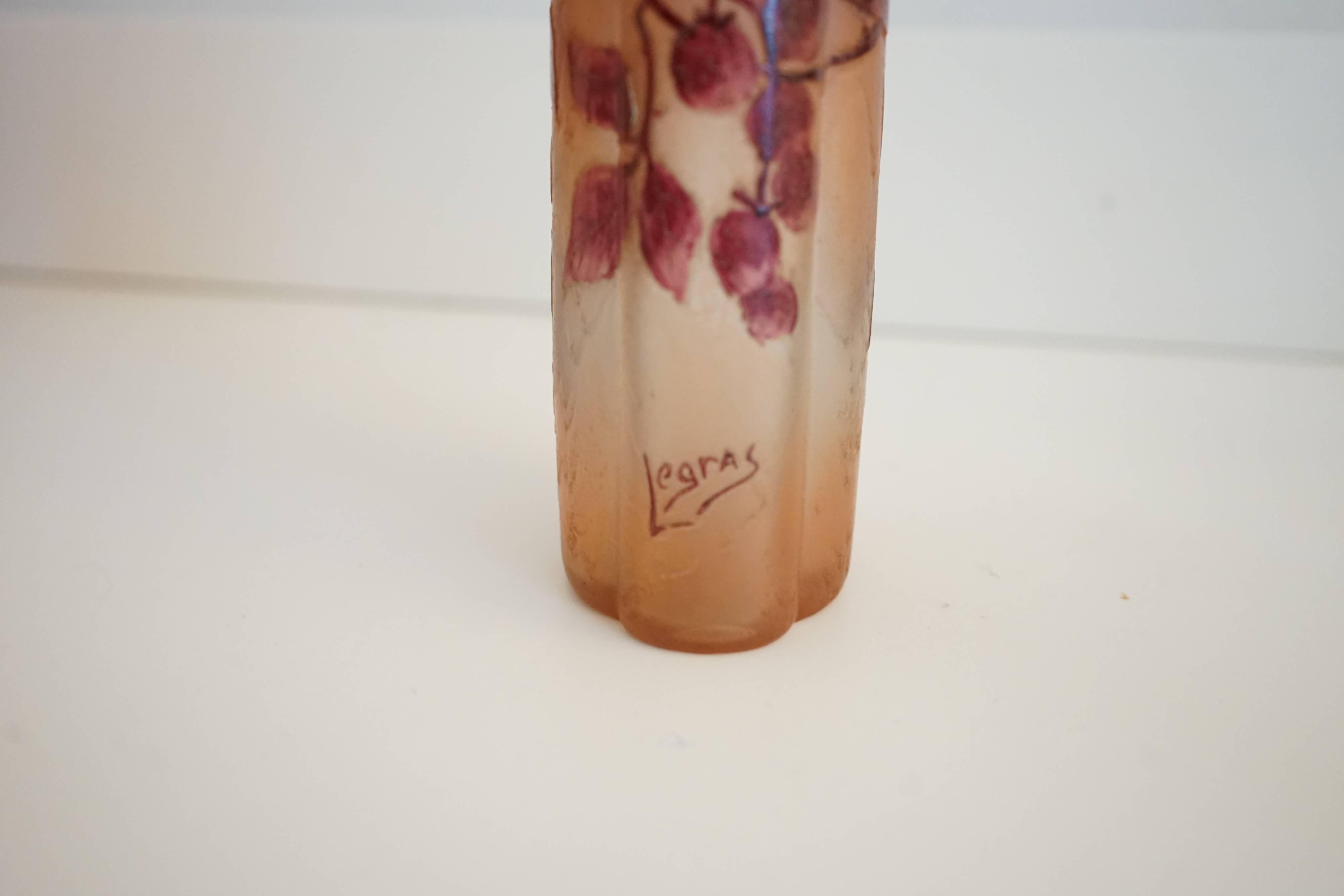 Legras quadrilobed vase from the "ruby" series in glass (1900 - 1910)