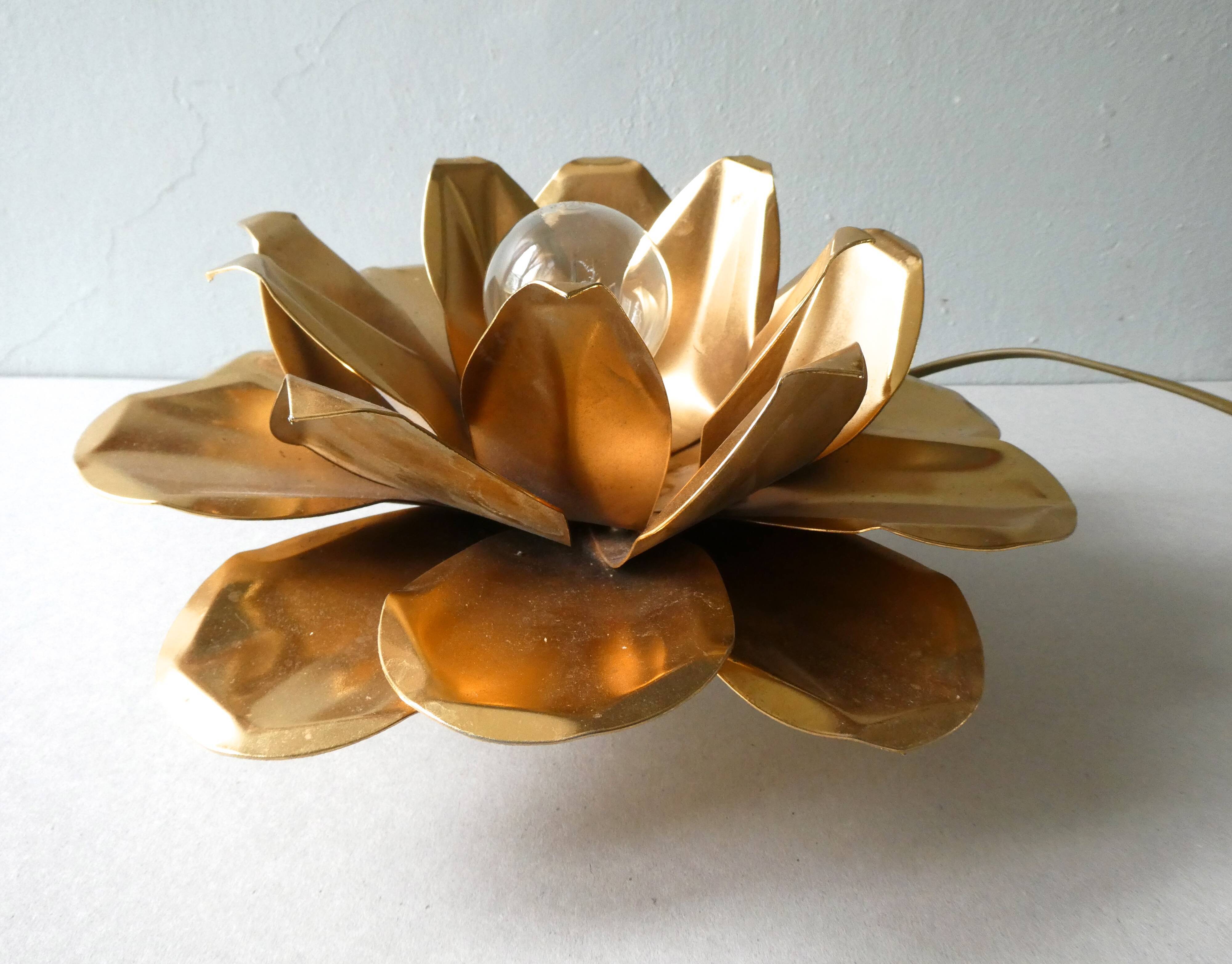 Golden metal flower wall lamp