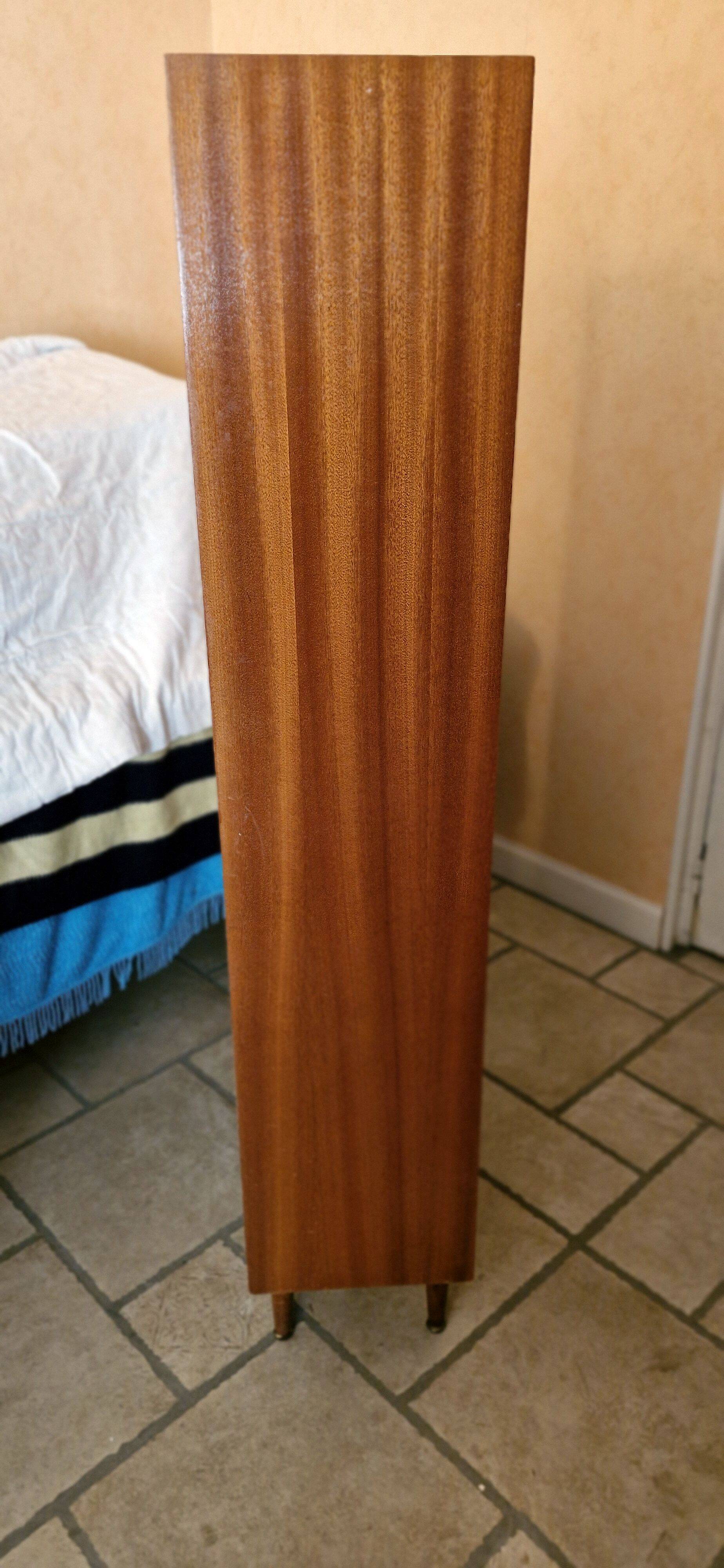 Vintage: Wooden display cabinet with 5 shelves, 4 wooden legs.
