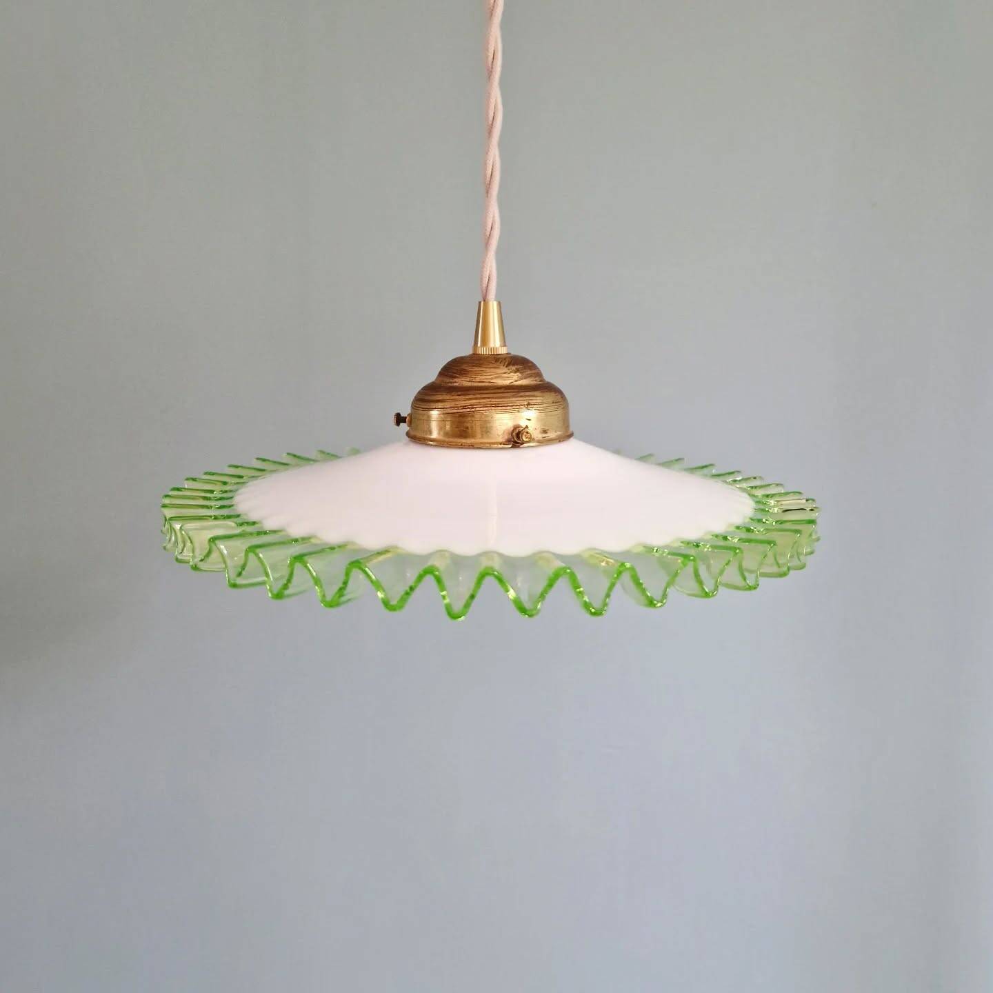 Suspension Art Déco en opaline blanche et ouraline, 1920-30