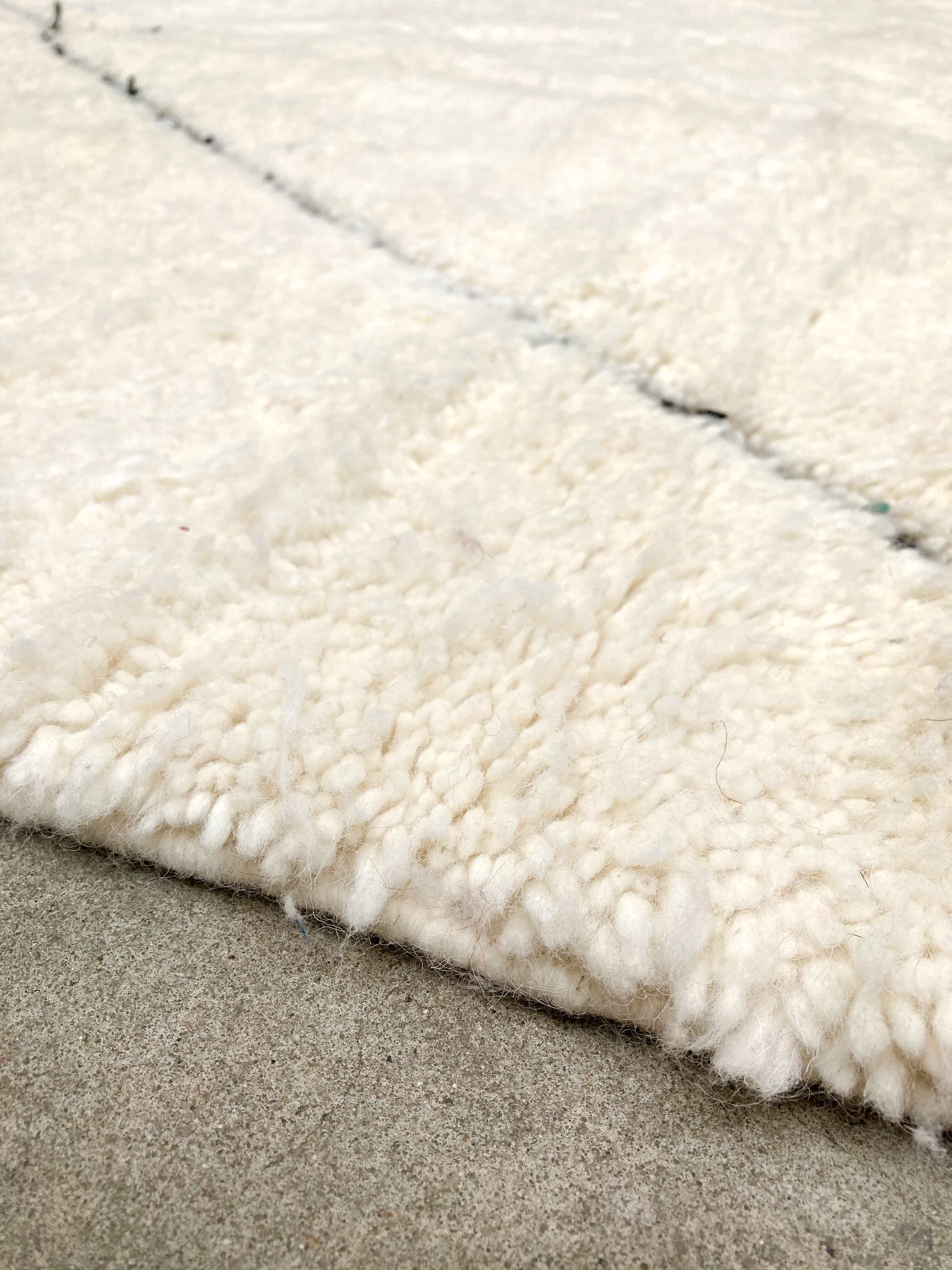 Tapis berbère marocain beni ouarain écru à losanges noirs gravés 366x271cm