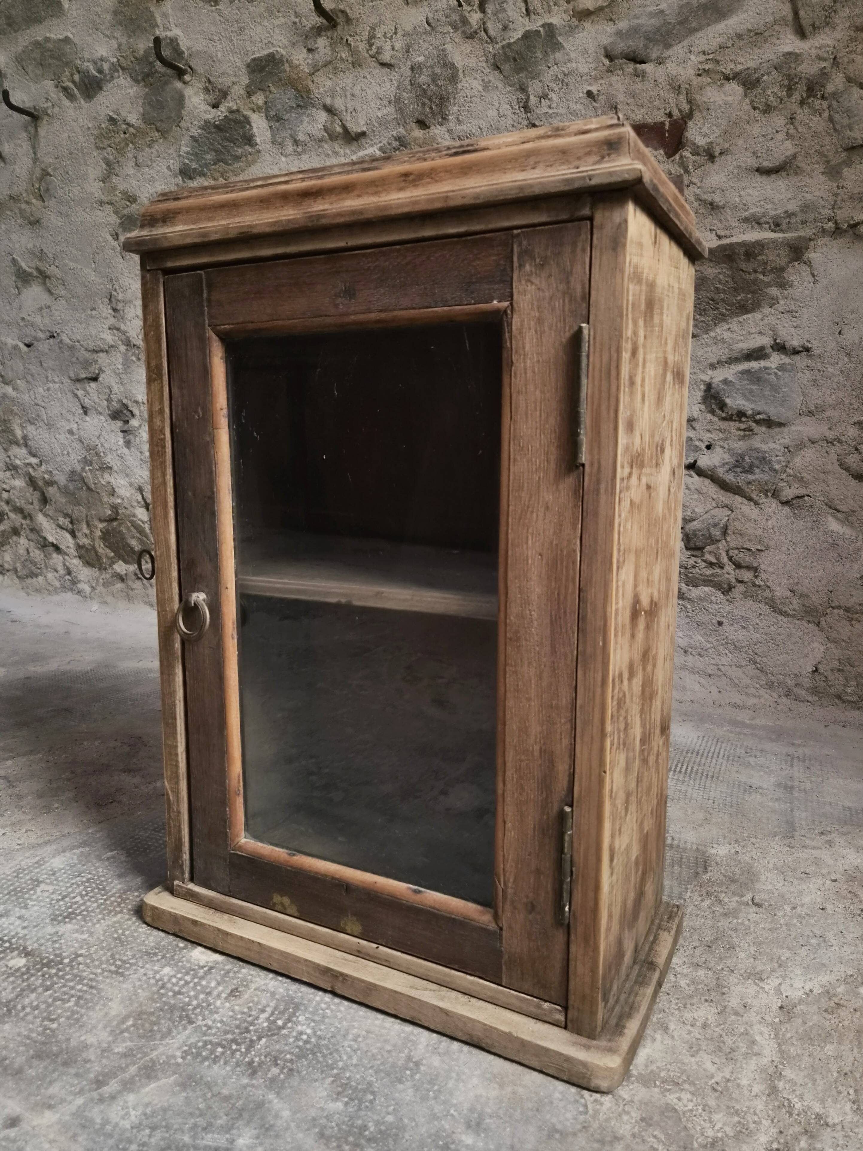 Armoire murale française ancienne, placard suspendu en pin et chêne, porte vitrée, vers 1850–1900