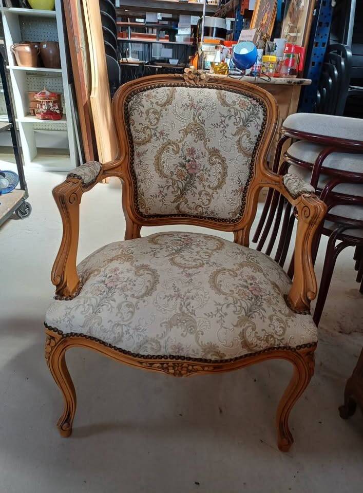 Fauteuil cabriolet de style Louis XV